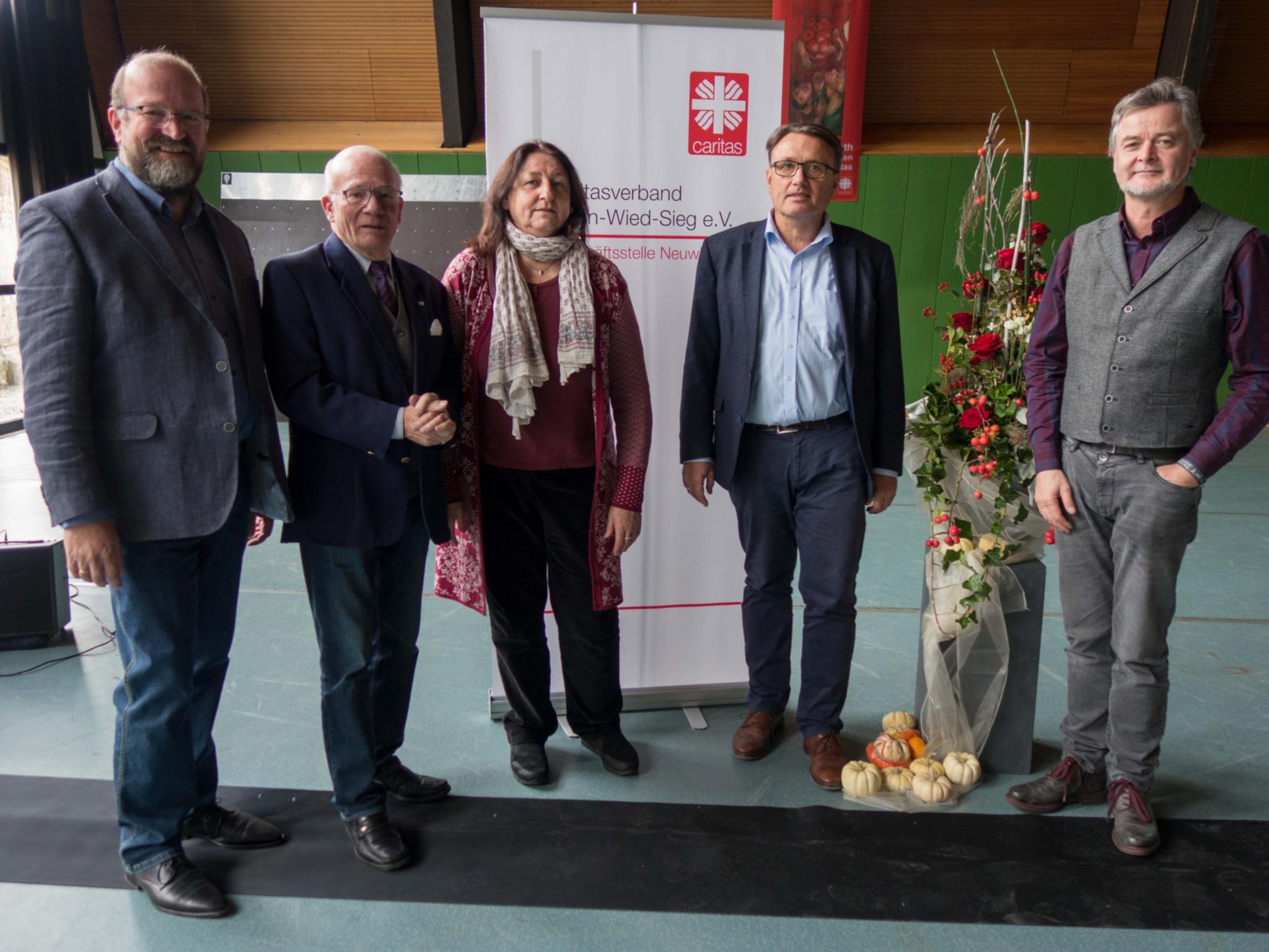 In diesem Jahr war Gerhard Roden (2. v. re.) Referent während des Elisabeth-Tages in Neuwied. Eberhard Köhler (Direktor des Caritasverbands Rhein-Wied-Sieg, re.), Bernd Wagener (Vorsitzender Caritasrat, li.), Werner Hammes (Vorsitzender Caritasverband; 2. v. li.) und Claudia Pauly (Dienststellenleiterin Neuwied) begrüßten ihn.