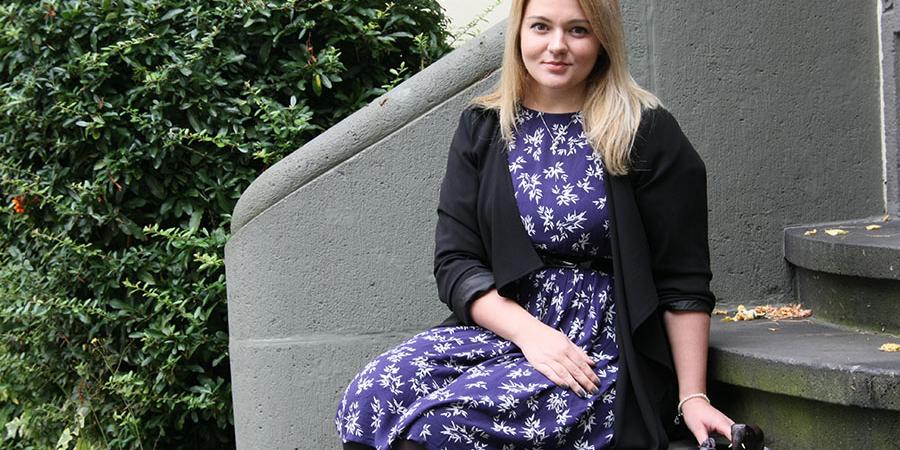 Emma Dick aus Koblenz war ein Jahr mit SoFiA in Indien und hat als Andenken Holzschnitzereien geschenkt bekommen.