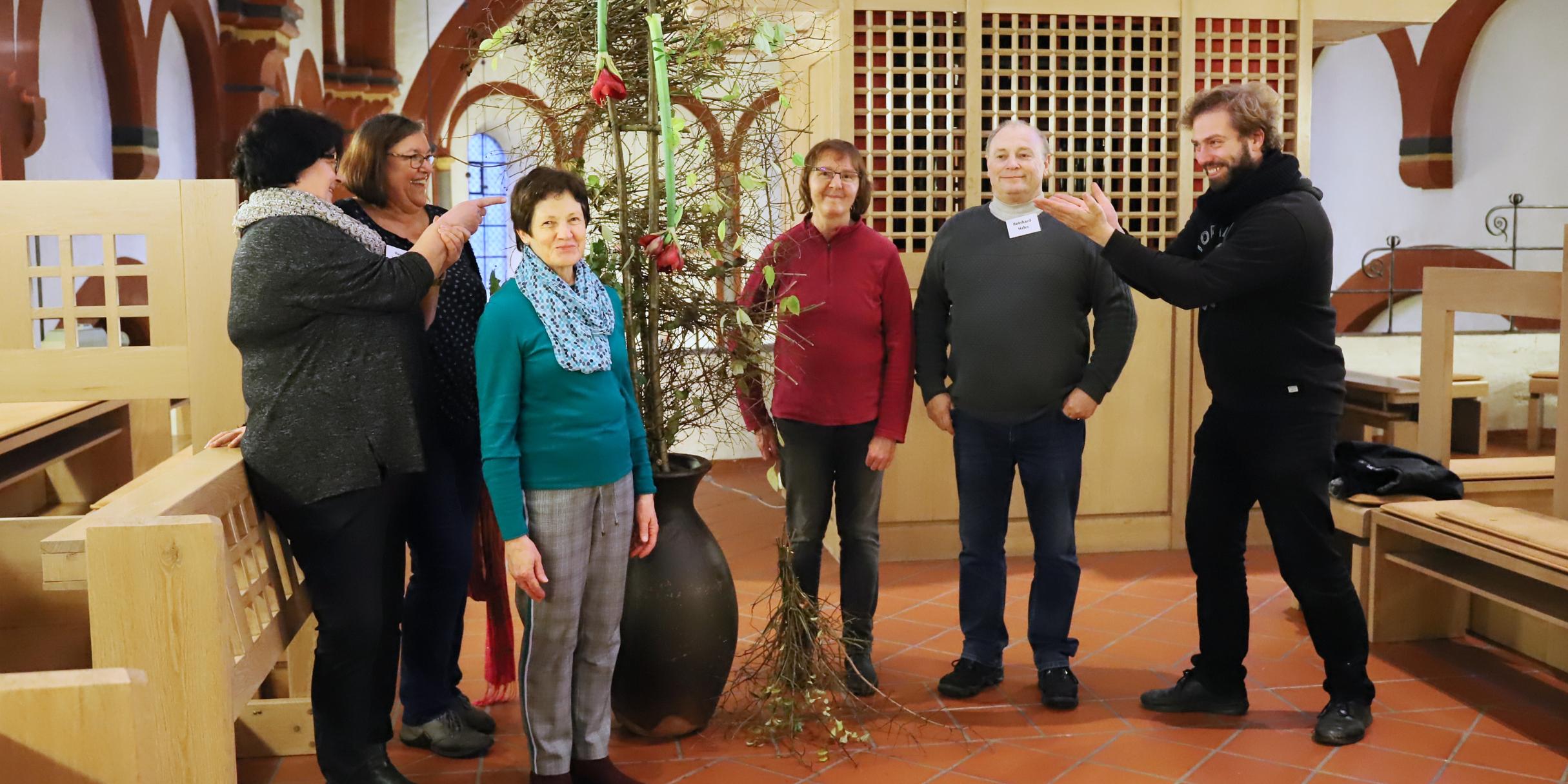 Die Gruppe um Therese Massone (dritte von links) beim abschließenden Foto mit Künstlerbruder Stephan Oppermann (ganz rechts). 'Heute sind SIE die Künstler!'