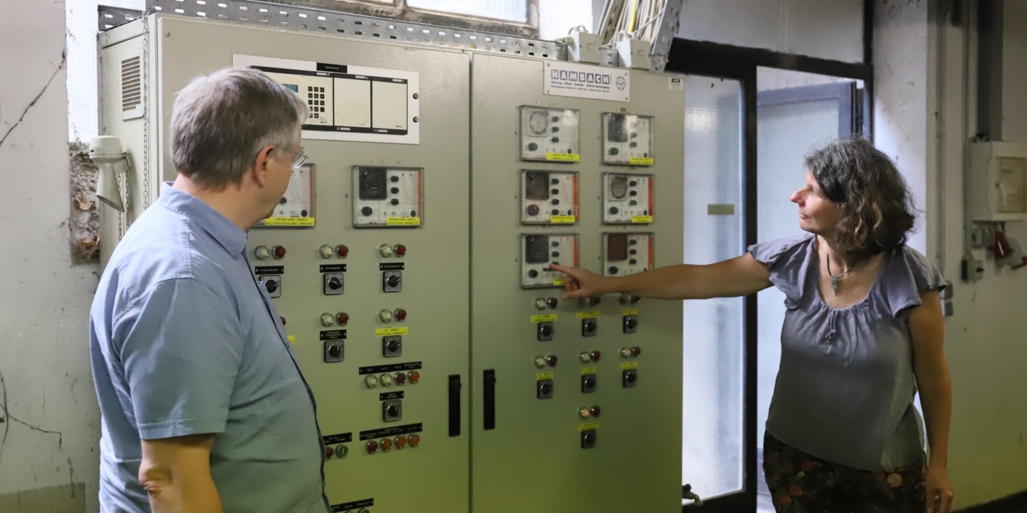 Helmut Krames, INgenieur und Energieberater, mit Charlotte Kleinwächter, der Klimaschutzmanagerin des Bistums beim Check, wo das Bistum in seinen Gebäuden überall CO2 einsparen könnte.
