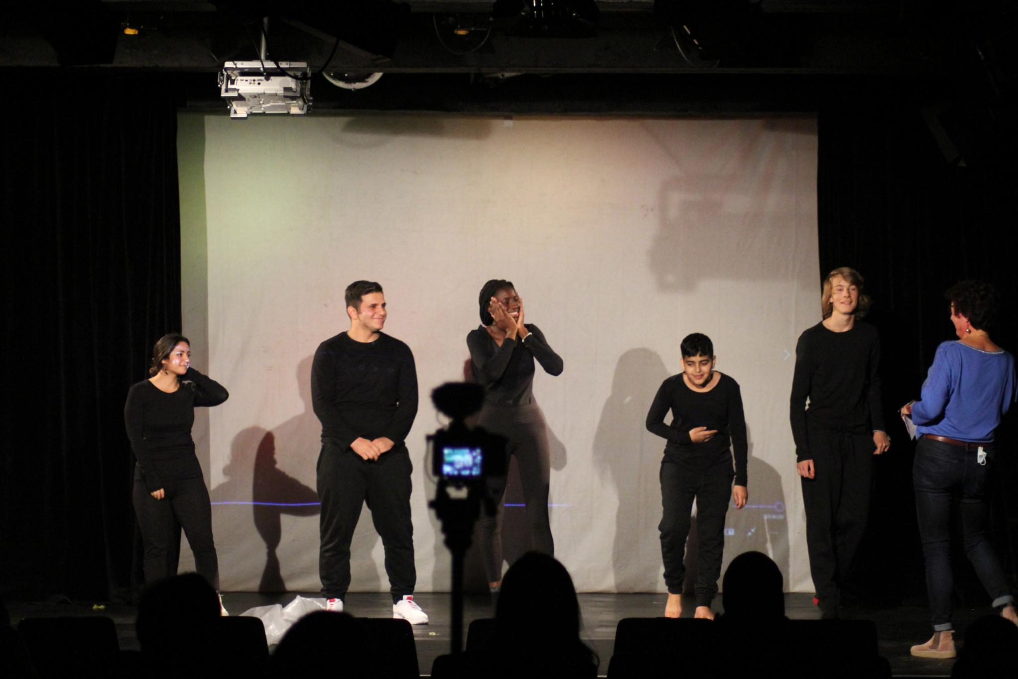 Katharina Moik (re.) gratuliert Zilan Issa (18), Nebo Haji (17), Hawa Sow (16), Achmed Al Harirj (13) und Yves Tisserand (16). (Foto: Inge Hülpes/Bistum Trier)