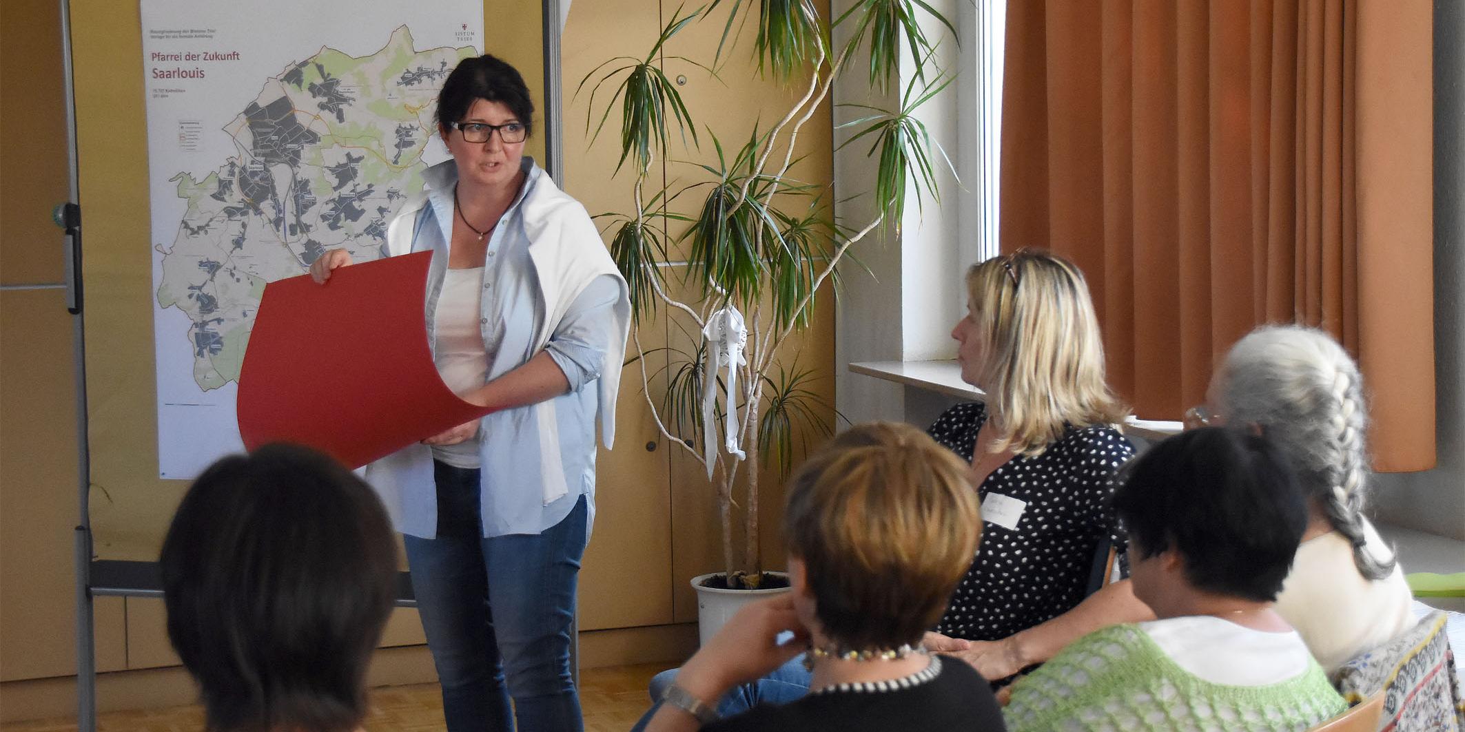 Gemeindereferentin Anne Kiefer erklärt Methoden des Erkundens.