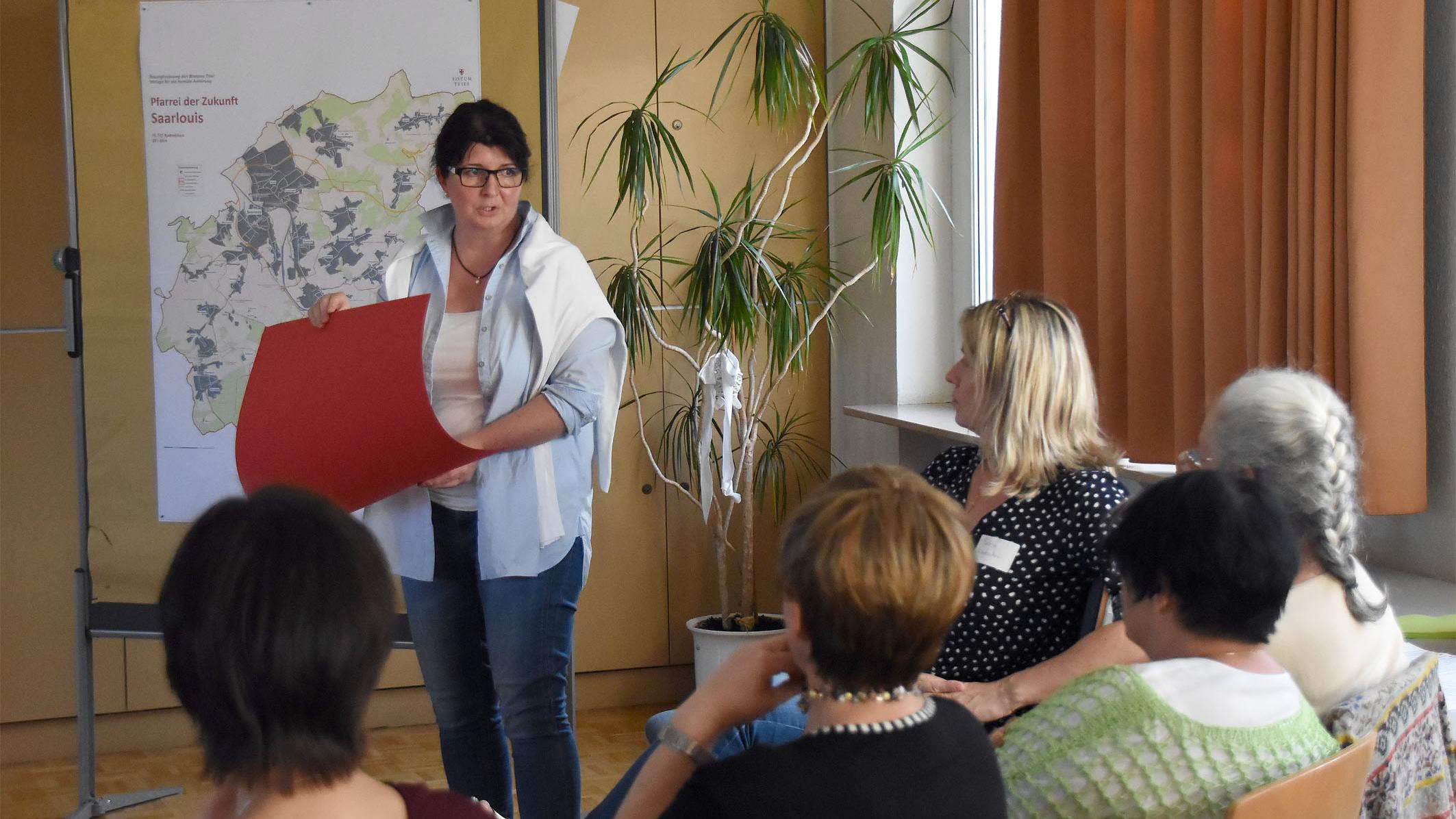 Gemeindereferentin Anne Kiefer erklärt Methoden des Erkundens.