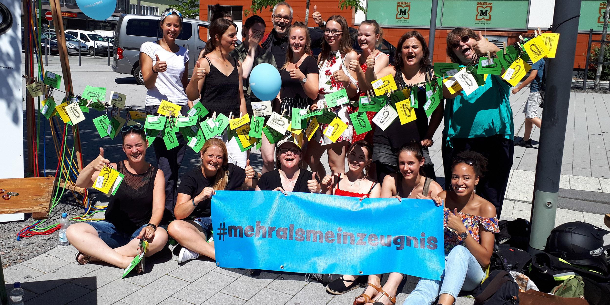 Die Vorbereitungsgruppe 'Aktion letzter Schultag' aus hautp- und ehrenamtlichen Mitgliedern verteilte Karabinerhaken an Schüler mit dem Impuls: 'Was hält dich in deinem Leben?'