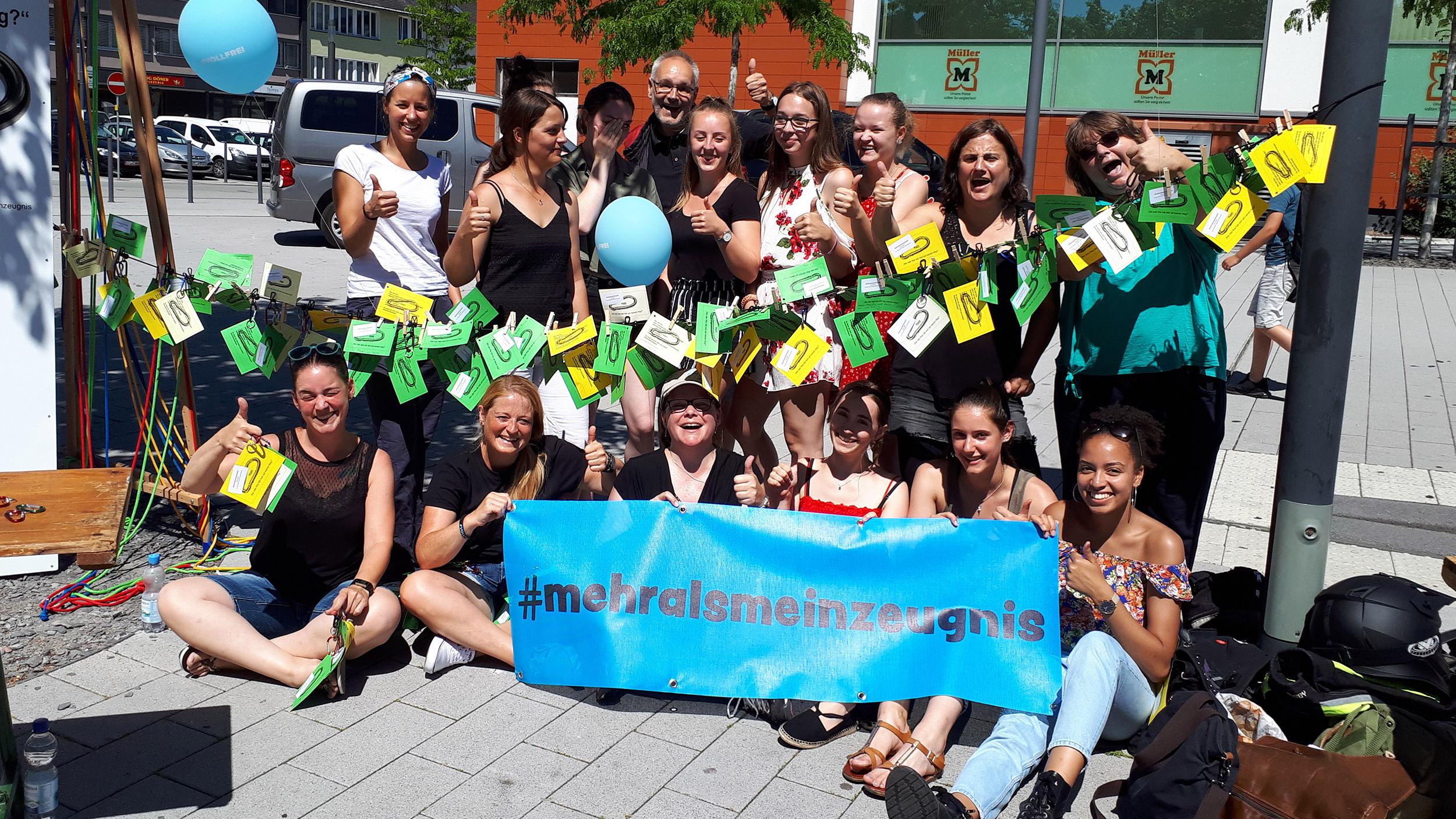 Die Vorbereitungsgruppe 'Aktion letzter Schultag' aus hautp- und ehrenamtlichen Mitgliedern verteilte Karabinerhaken an Schüler mit dem Impuls: 'Was hält dich in deinem Leben?'
