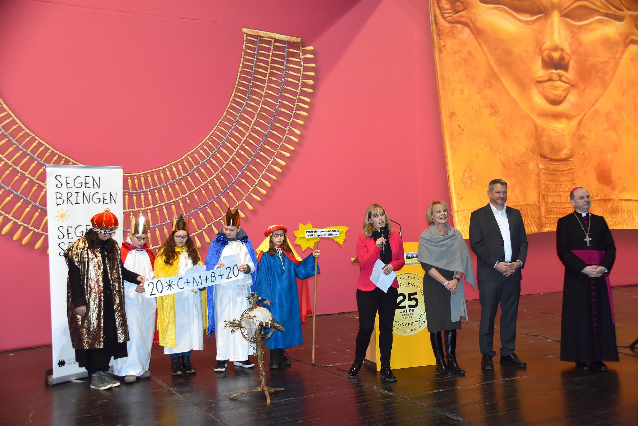 Eröffnung in der Gasgebläsehalle der Völklinger Hütte. Am Mikrofon Susanne Kiefer (BDKJ), Oberbürgermeisterin Christiane Blatt (3.v.r.) Michael Schley (2.v.r.) und Weihbischof Robert Brahm (rechts).