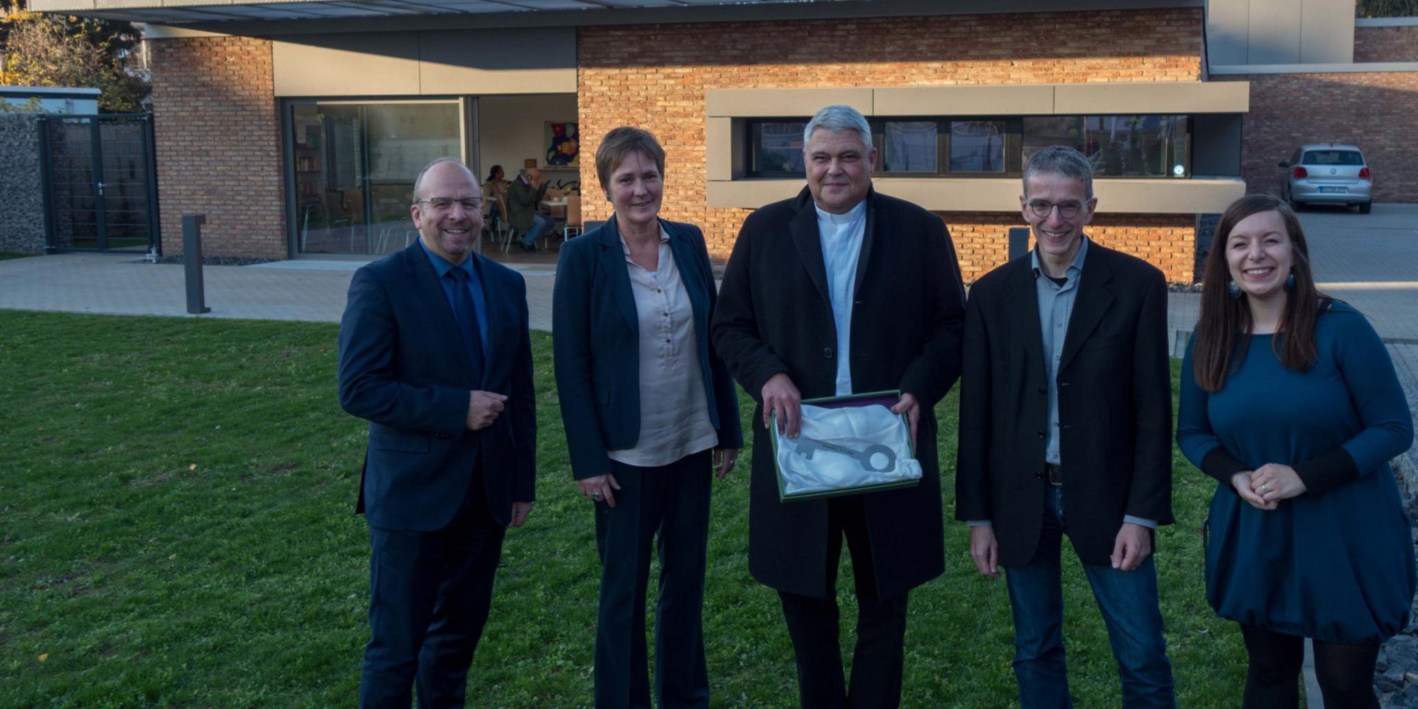 Nach zehn Jahren freuen sich alle Akteure über die Eröffnung des Bürgerzentrums Frank Hastenteufel (Leiter des Amtes für Stadtentwicklung und Bauordnung), Caritasdirektorin Martina Best-Liesenfeld, Pfarrer Eric Condé, Stefan Nober (Bistum Trier, Arbeitsbereich Diakonische Pastoral) und die Einrichtungsleiterin Michalina Jonderko (v. links).