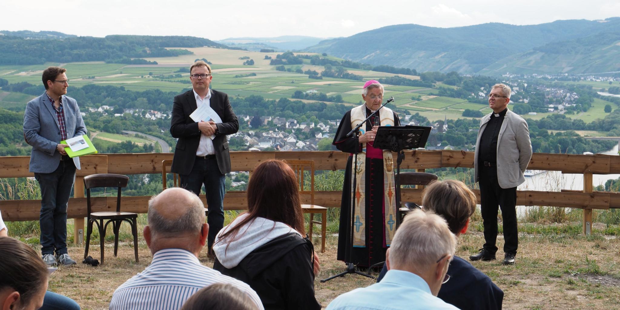Beim Abendlob: Roland Hinzmann, Martin Schmitz, Weihbischof Franz Josef Gebert und Pfarrer Peter Klauer (von links). (Foto: Stefan Endres/Bistum Trier)