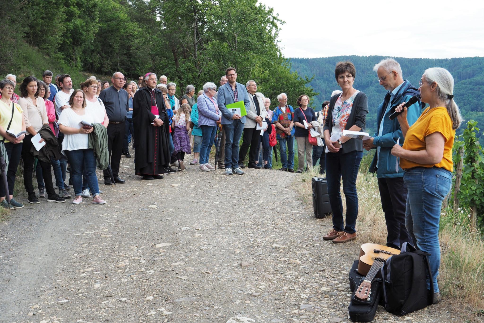 Die dritte Station über den Weinbergen gestalteten Mitglieder des Arbeitskreises Spiritualität (rechts). (Foto: Stefan Endres/Bistum Trier)