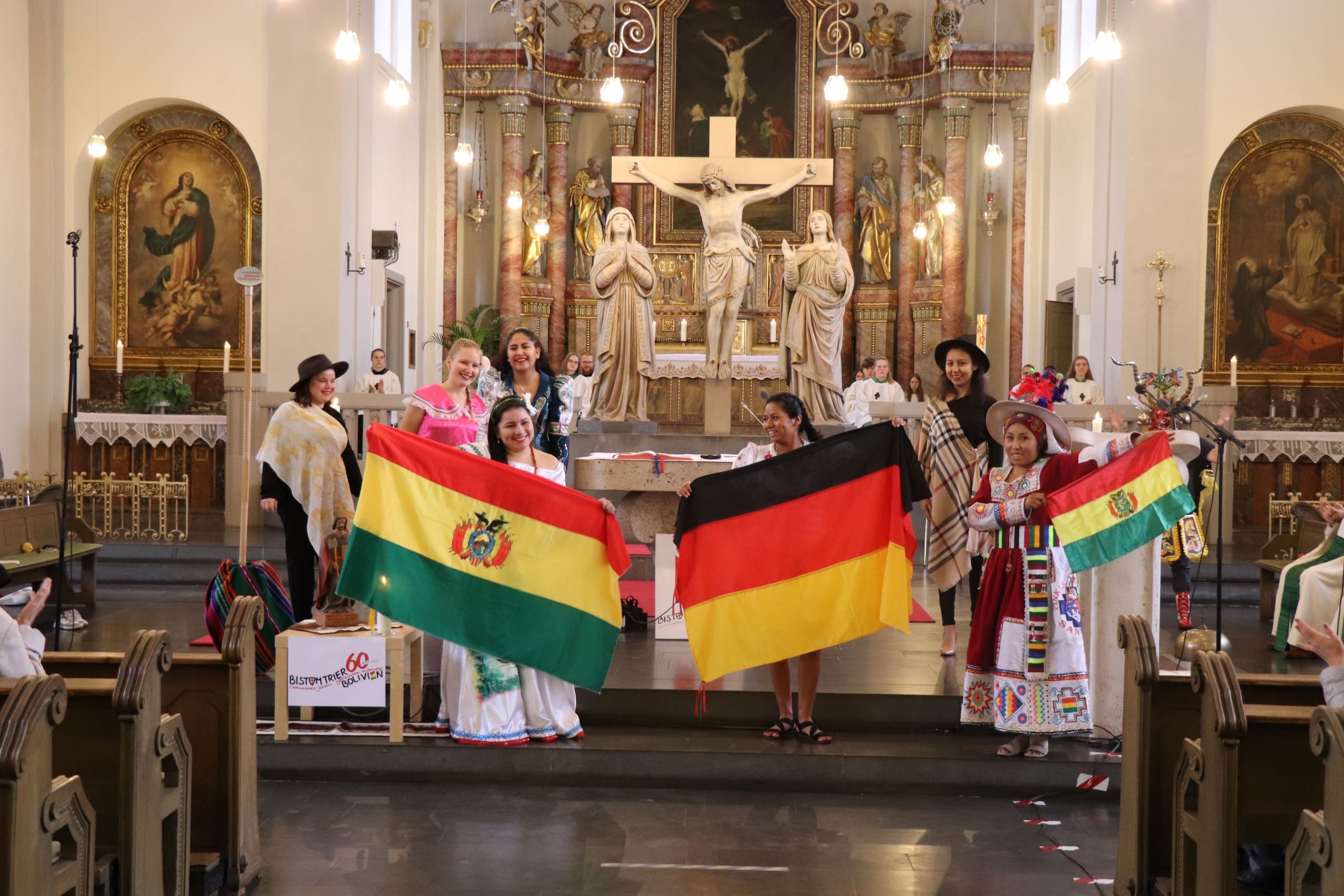 Volunteers aus verschiedenen Diözesen Boliviens, die sich für ein Jahr im Sozialen Friedensdienst im Bistum Trier engagieren, sind derzeit zu Gast. (Foto: Achim Schmitt)