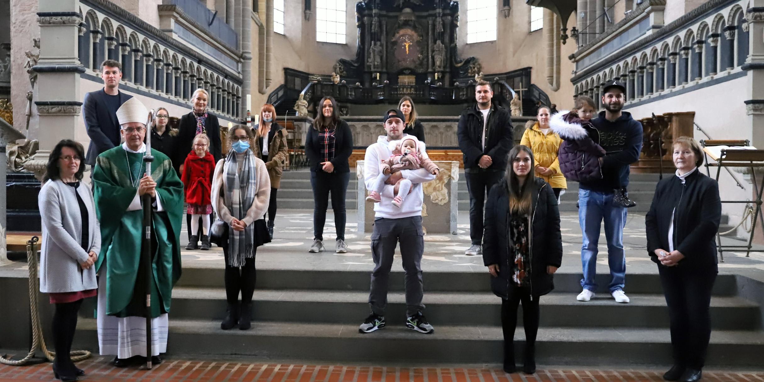 Gruppenbild mit Weihbischof: 12 Frauen und Männer hat Weihbischof Peters (links) gefirmt.