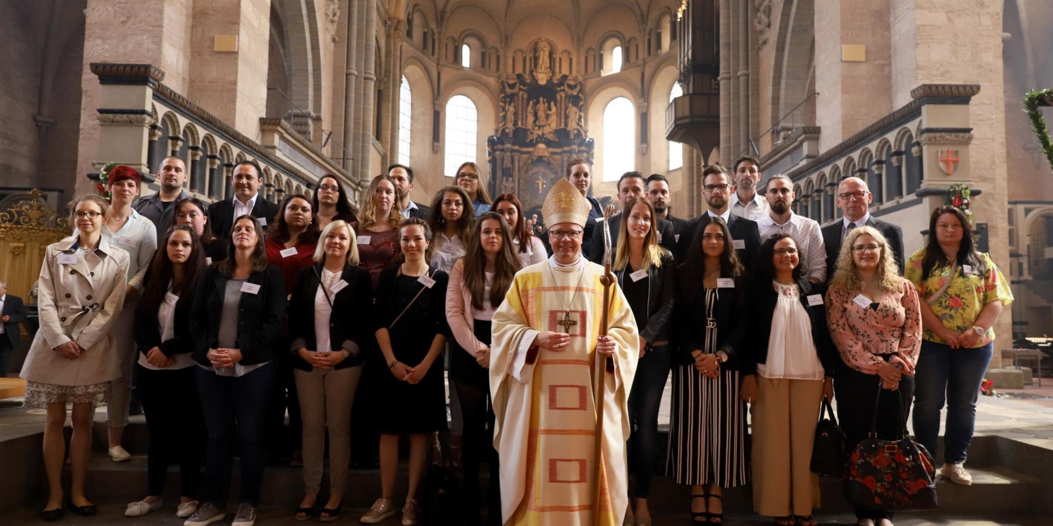 Gruppenbild mit Bischof: 29 Frauen und Männer hat Bischof Ackermann (Mitte) gefirmt.
