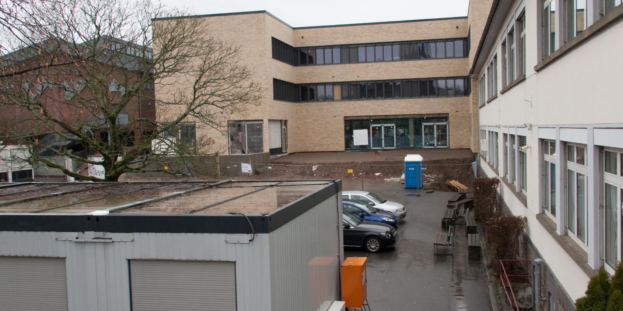 Bald sind die Container auf dem Schulhof passé und die Räume im neuen Erweiterungsbau (im Hintergrund) sind bezugsfertig.