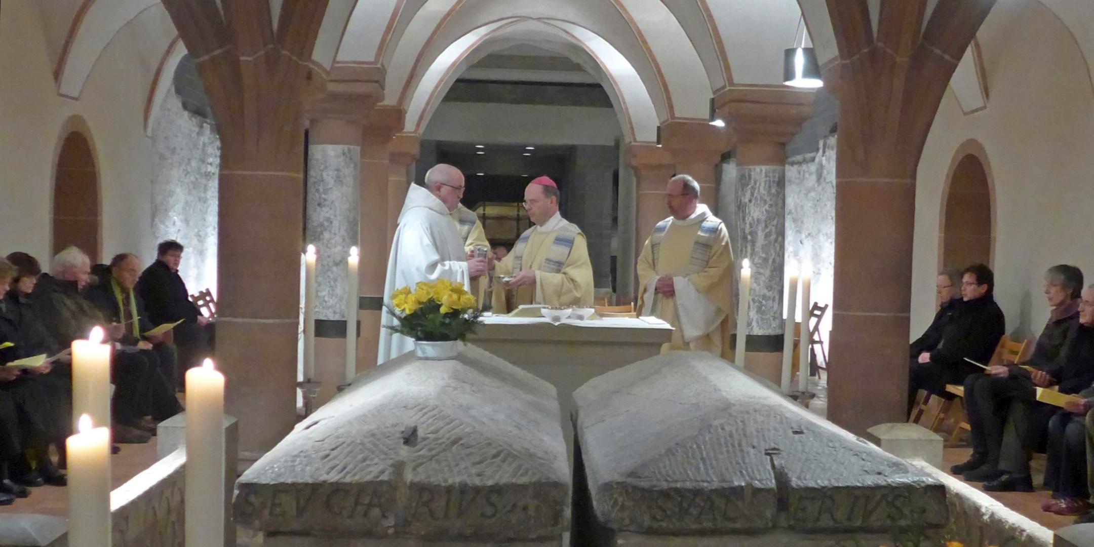 Der erste Trierer Bischof ist in der Krypta unter der Basilika St. Matthias beigesetzt (Sarkophag links)