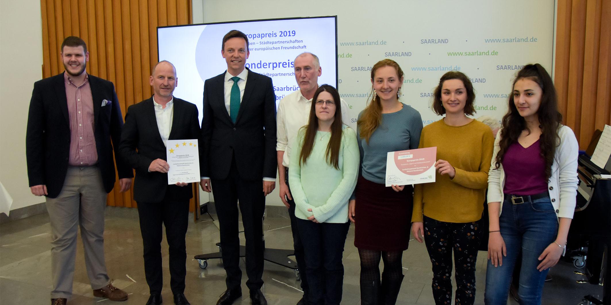 Die Preisträger bei der Verleihung mit Ministerpräsident Tobias Hans.