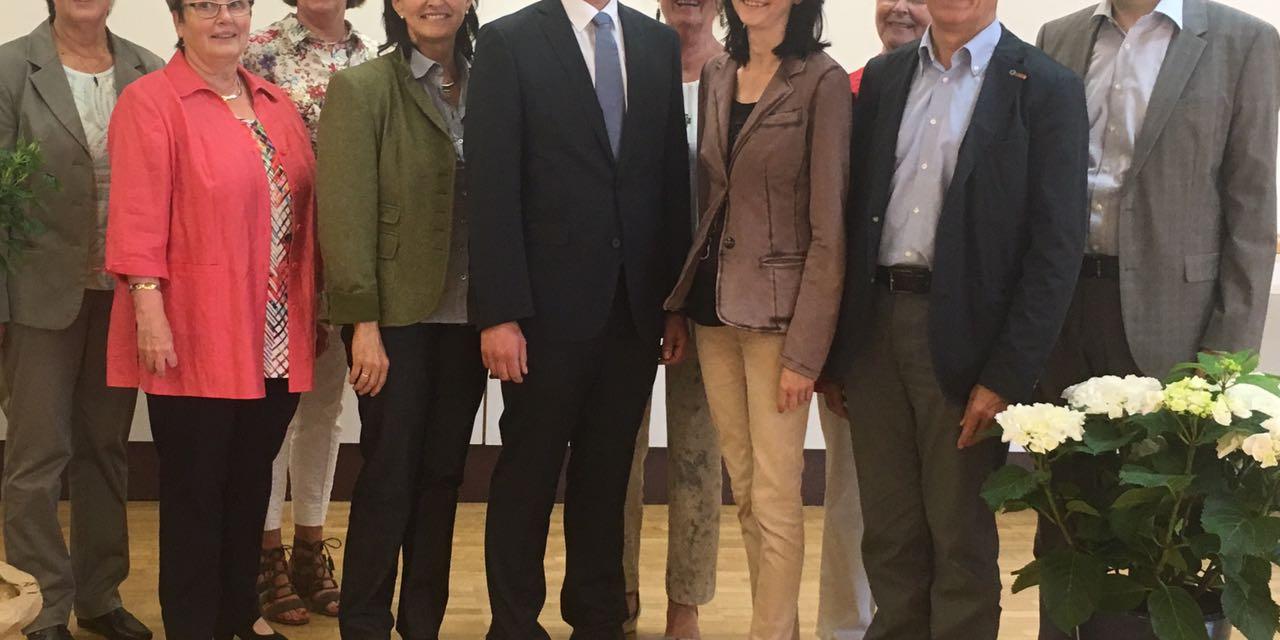 Nils Zimmermann (fünfter v. links) übernimmt die Leitung der Familienbildungsstätte von Nina Mauer (vierte v. rechts).