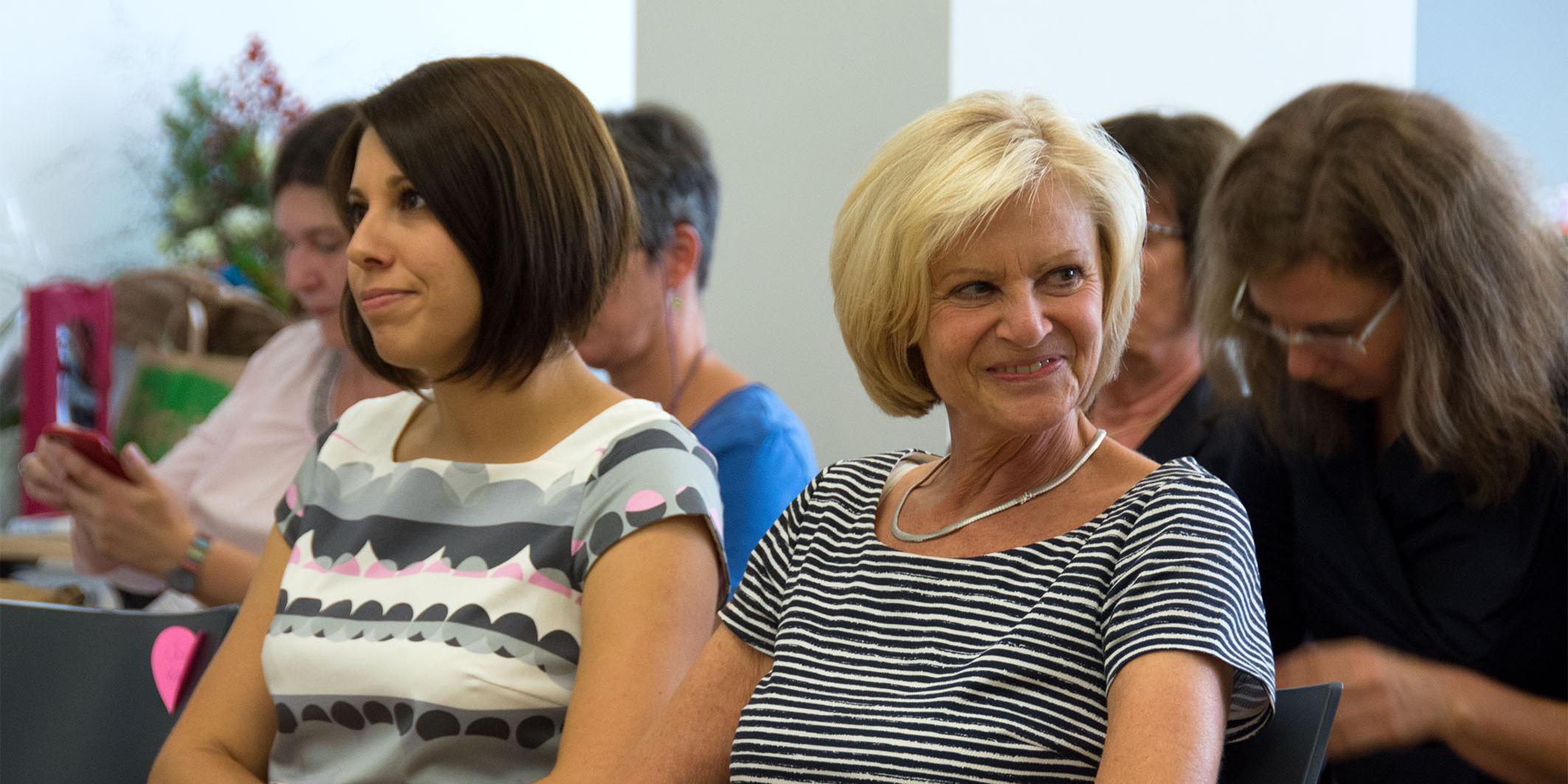 Nina Andres (l.) übernimmt die Leitung der Katholischen Familienbildungsstätte Saarbrücken von Beate Feichtner (r.).