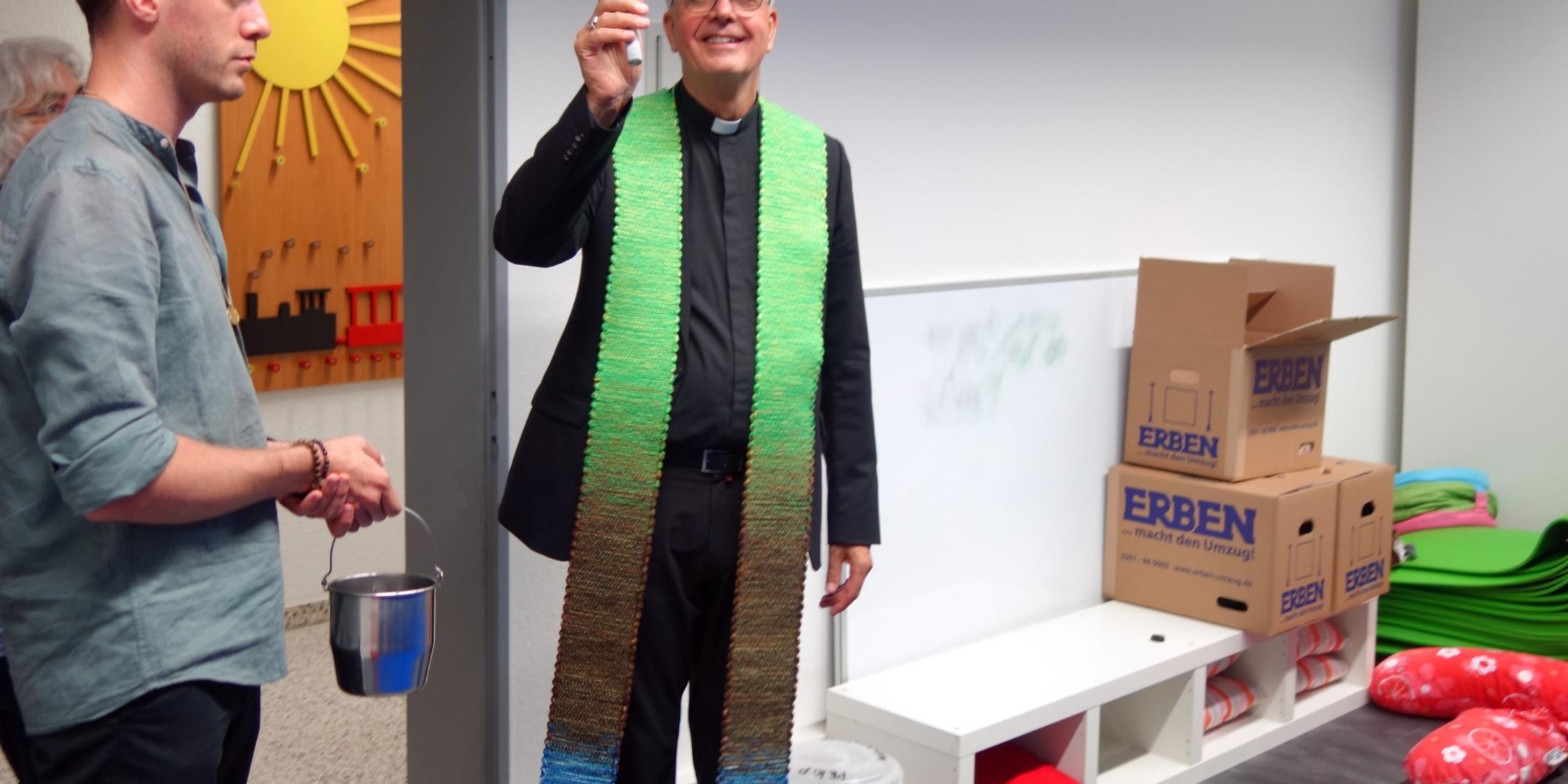 Weihbischof Peters bei der Einsegnung. Foto: Julia Fröder