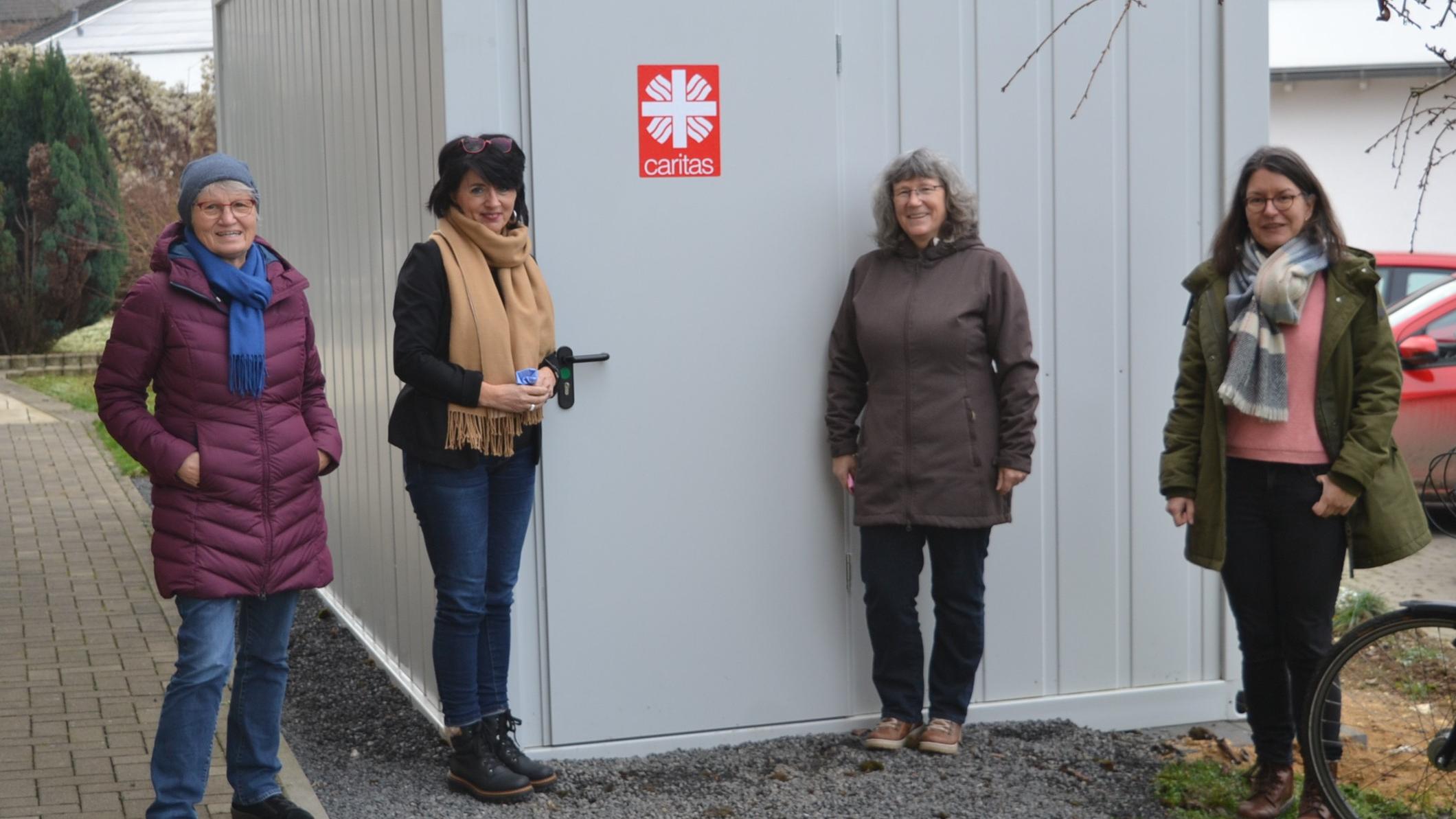 Der vor der Geschäftsstelle aufgestellte Bürocontainer bietet den Caritasmitarbeiterinnen (von links) Katharina Steinich, Silvia Plum, Marianne Theis-Prodöhl und Nicole Piclum einen weiteren Ort für Gespräche, denn die Menschen brauchen viel psychosoziale Unterstützung.