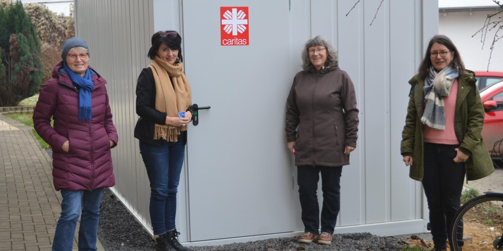 Der vor der Geschäftsstelle aufgestellte Bürocontainer bietet den Caritasmitarbeiterinnen (von links) Katharina Steinich, Silvia Plum, Marianne Theis-Prodöhl und Nicole Piclum einen weiteren Ort für Gespräche, denn die Menschen brauchen viel psychosoziale Unterstützung.