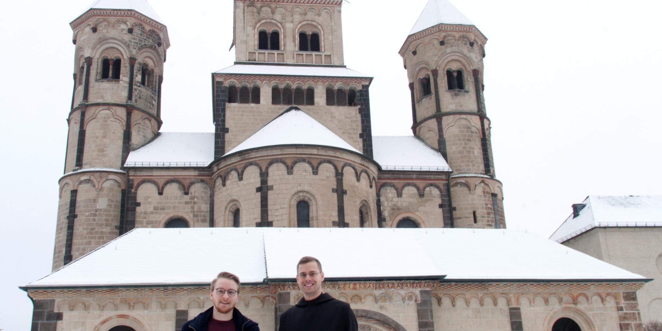 Johannes Heuft (links) ist der erste Freiwilligenddienstleistender (FSJler) in Maria Laach. Pater Philipp betreut den 20-Jährigen.