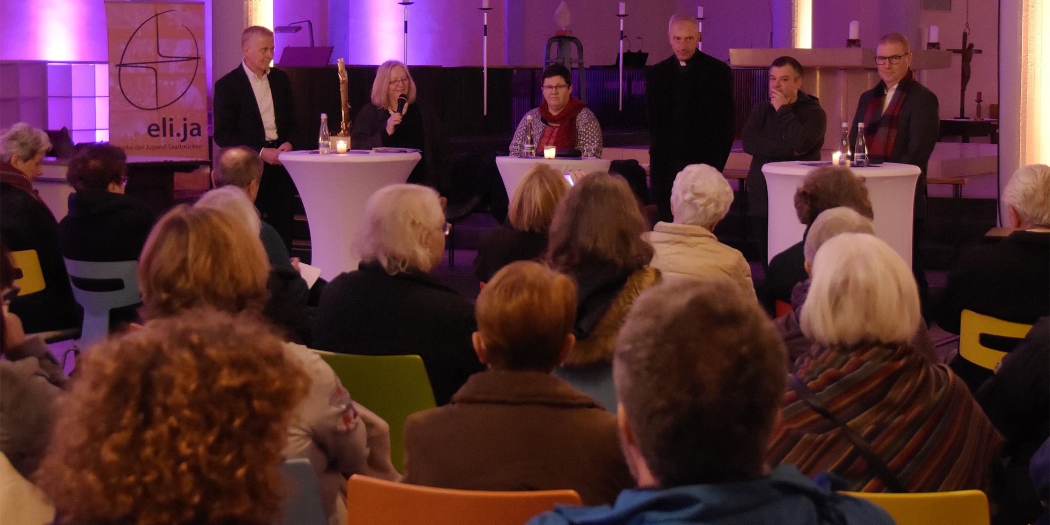 Die Podiumsdiskussion in der Kirche der Jugend eli.ja in Saarbrücken.