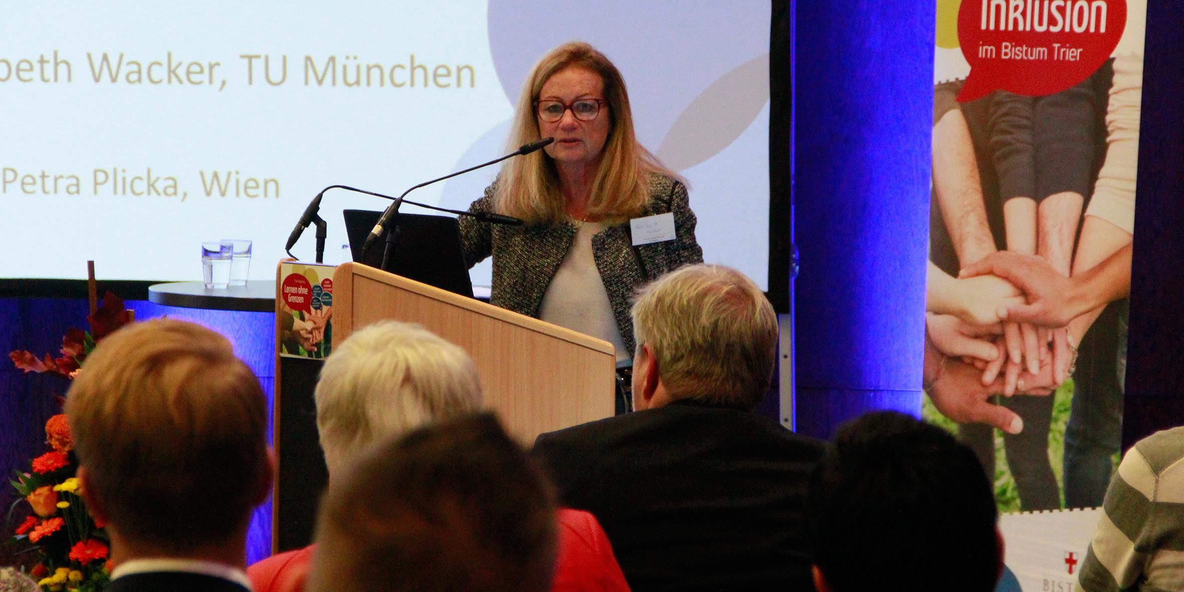 Sprecherin am Redepult: Professorin Wacker