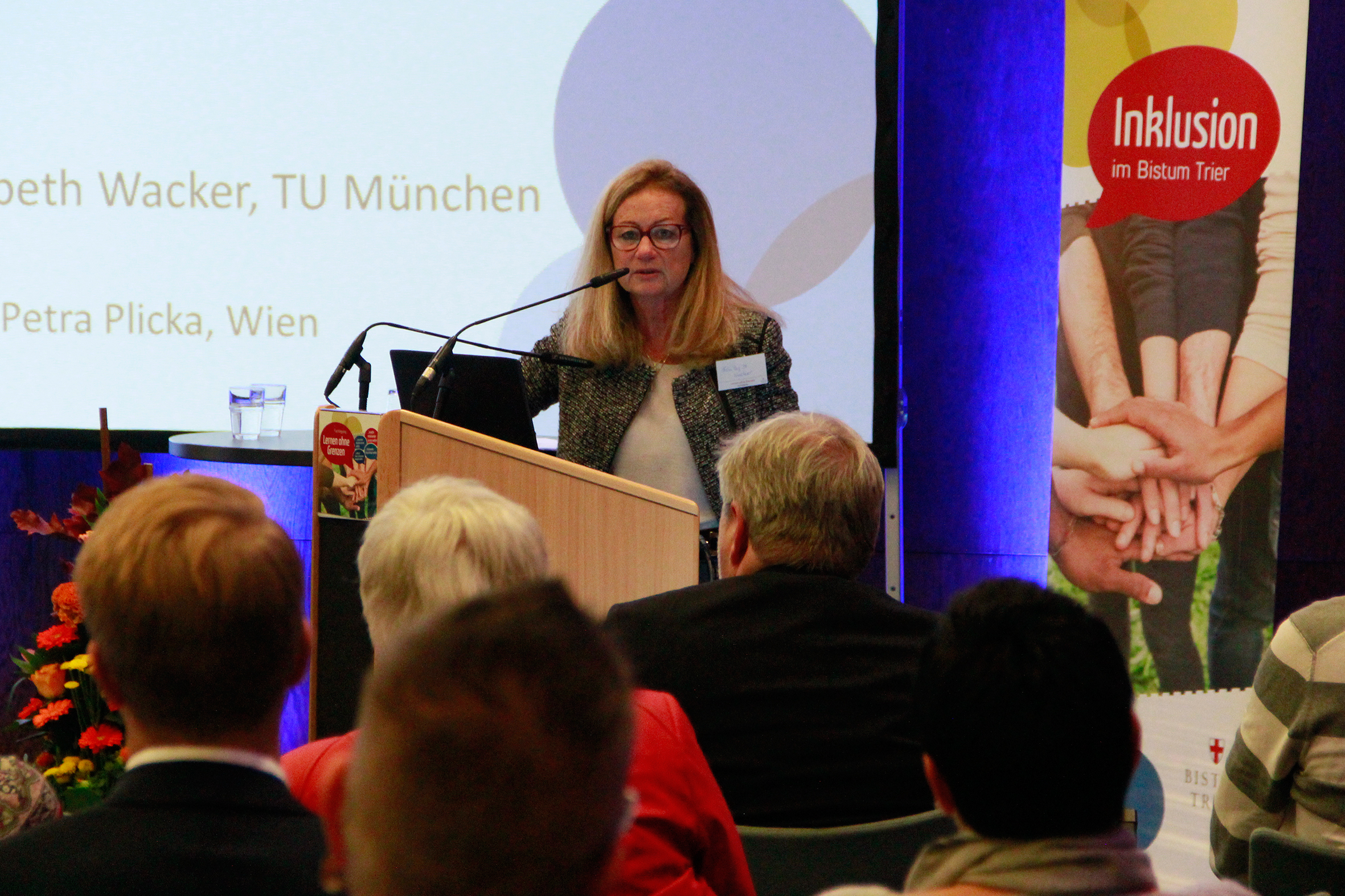 Sprecherin am Redepult: Professorin Wacker