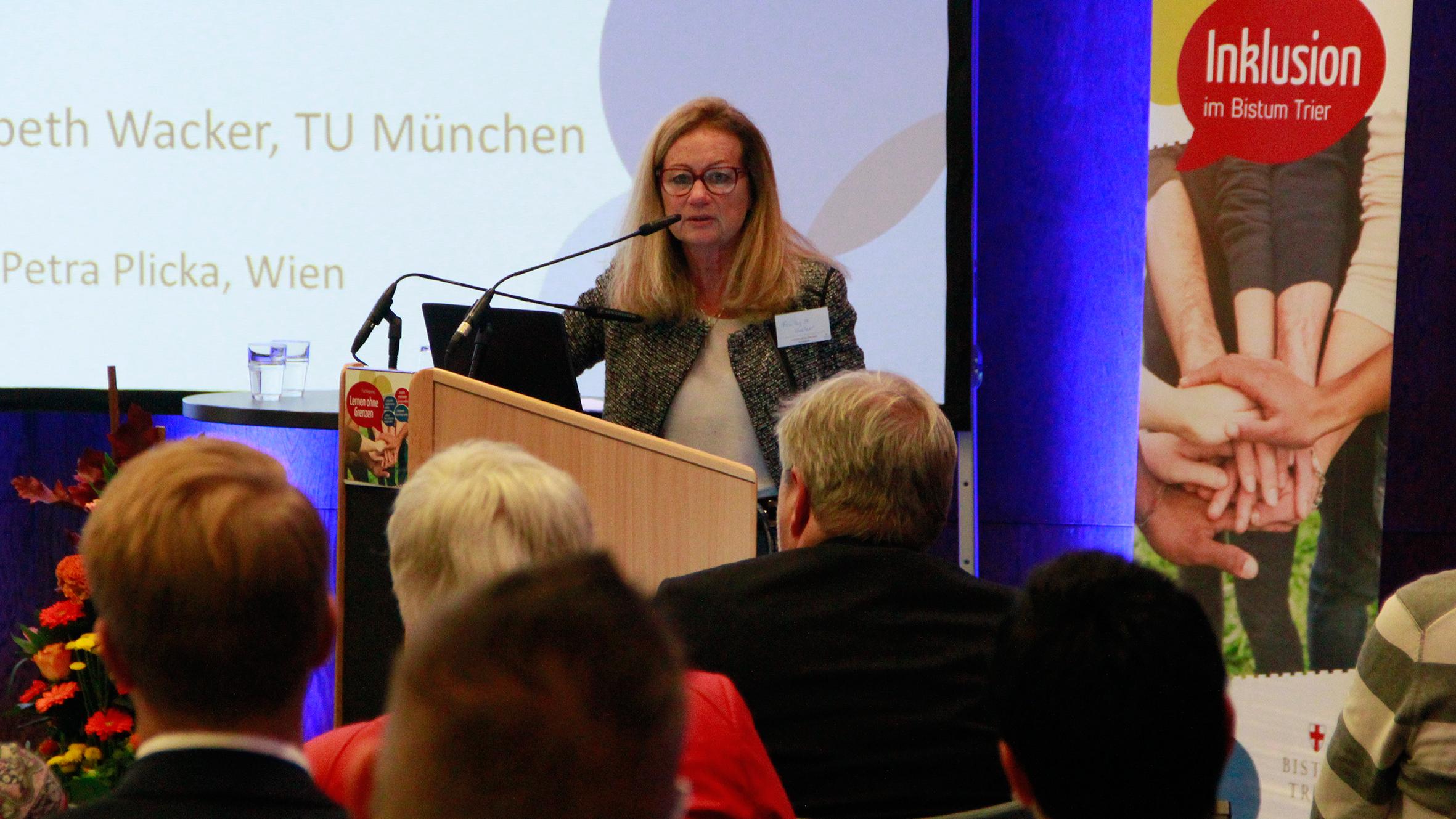 Sprecherin am Redepult: Professorin Wacker