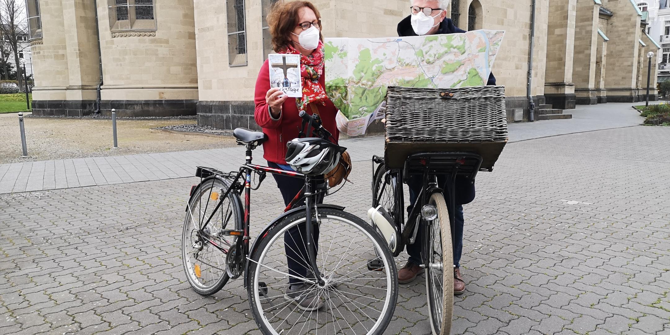Die Pastoralreferenten Susanne Möckel-Lamberty und Markus Hartmann vor der Rosenkranzkirche in Bad Neuenahr beim Test der Route des Fahrrad-Kreuzwegs. Foto: Bistum Trier/Martin Sauter