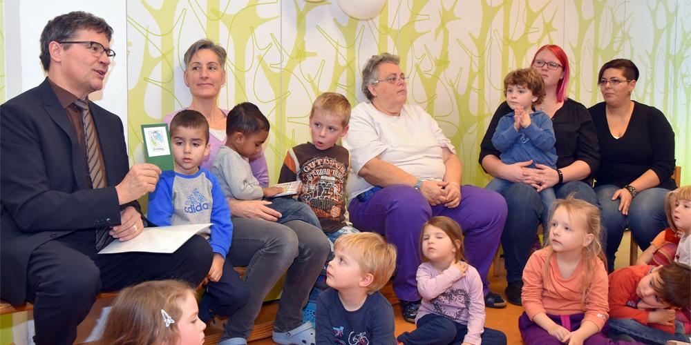 Peter Gillo, Direktor des Regionalverbandes, im Gespräch mit den Kindern der KiTa St. Elisabeth