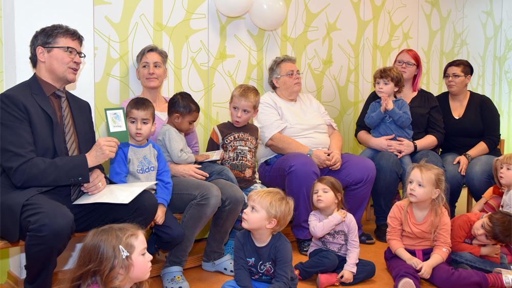 Peter Gillo, Direktor des Regionalverbandes, im Gespräch mit den Kindern der KiTa St. Elisabeth