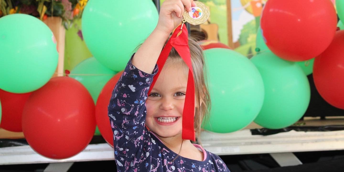 Stolze Gewinnerin: Die kleine Ella (3) freut sich über ihre Medaille. (Foto: Isabel Athmer/Bistum Trier)