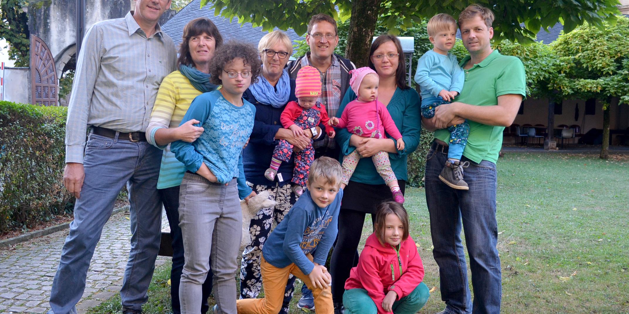 Links Familie Lafos, in der Mitte Pia Tholl und Roland Hinzmann, rechts Familie Janke