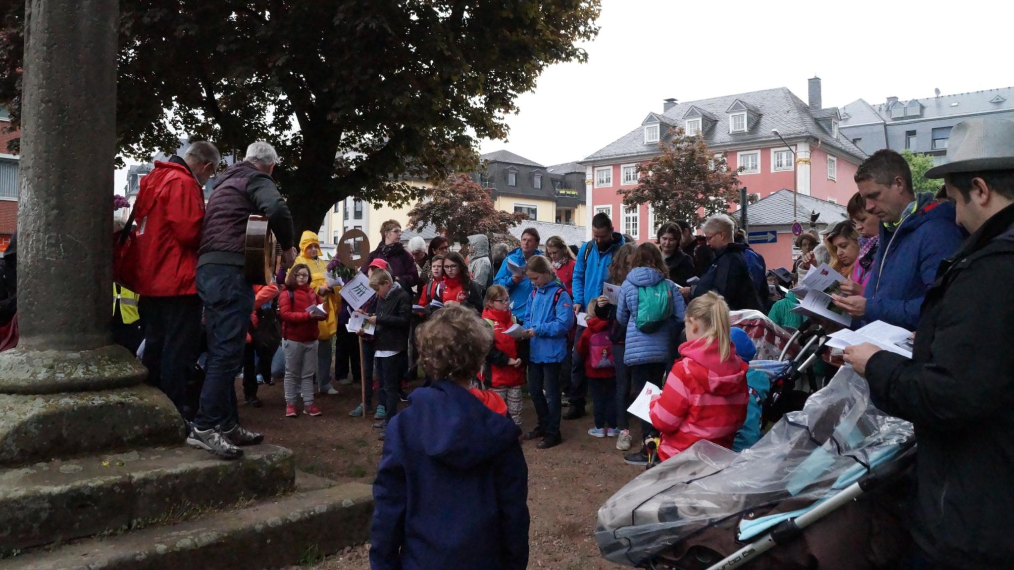 Musikalisch stimmen sich die Familien am Startpunkt St. Paulin auf den gemeinsamen Pilgerweg ein.