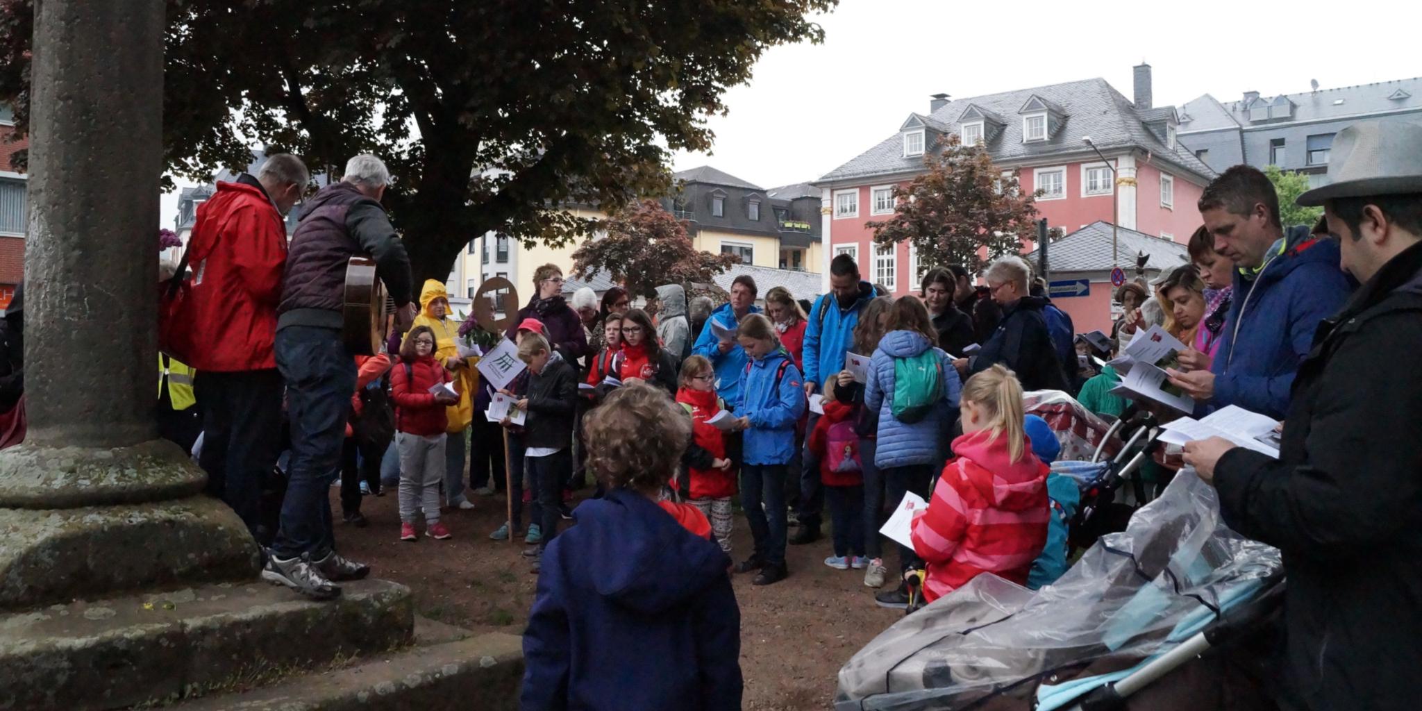 Musikalisch stimmen sich die Familien am Startpunkt St. Paulin auf den gemeinsamen Pilgerweg ein.