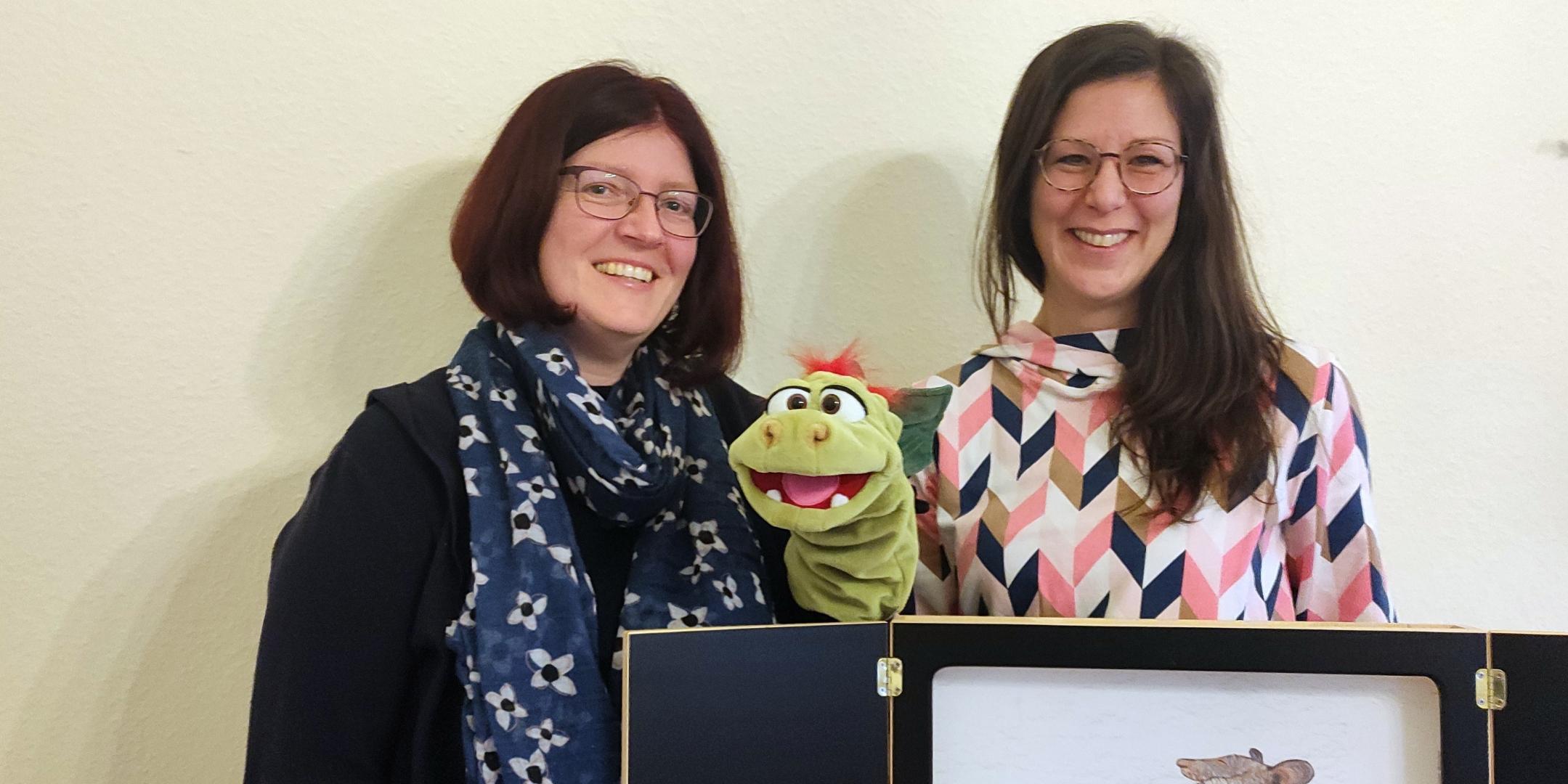 Beim Familientreff in Altenahr gibt es immer etwas zu entdecken. Gemeindereferentin Manuela Kremer-Breuer (links) und Pfarrsekretärin Stefanie Marhöfer präsentieren das Kamishibai-Erzähltheater. Foto: Ulla Häger