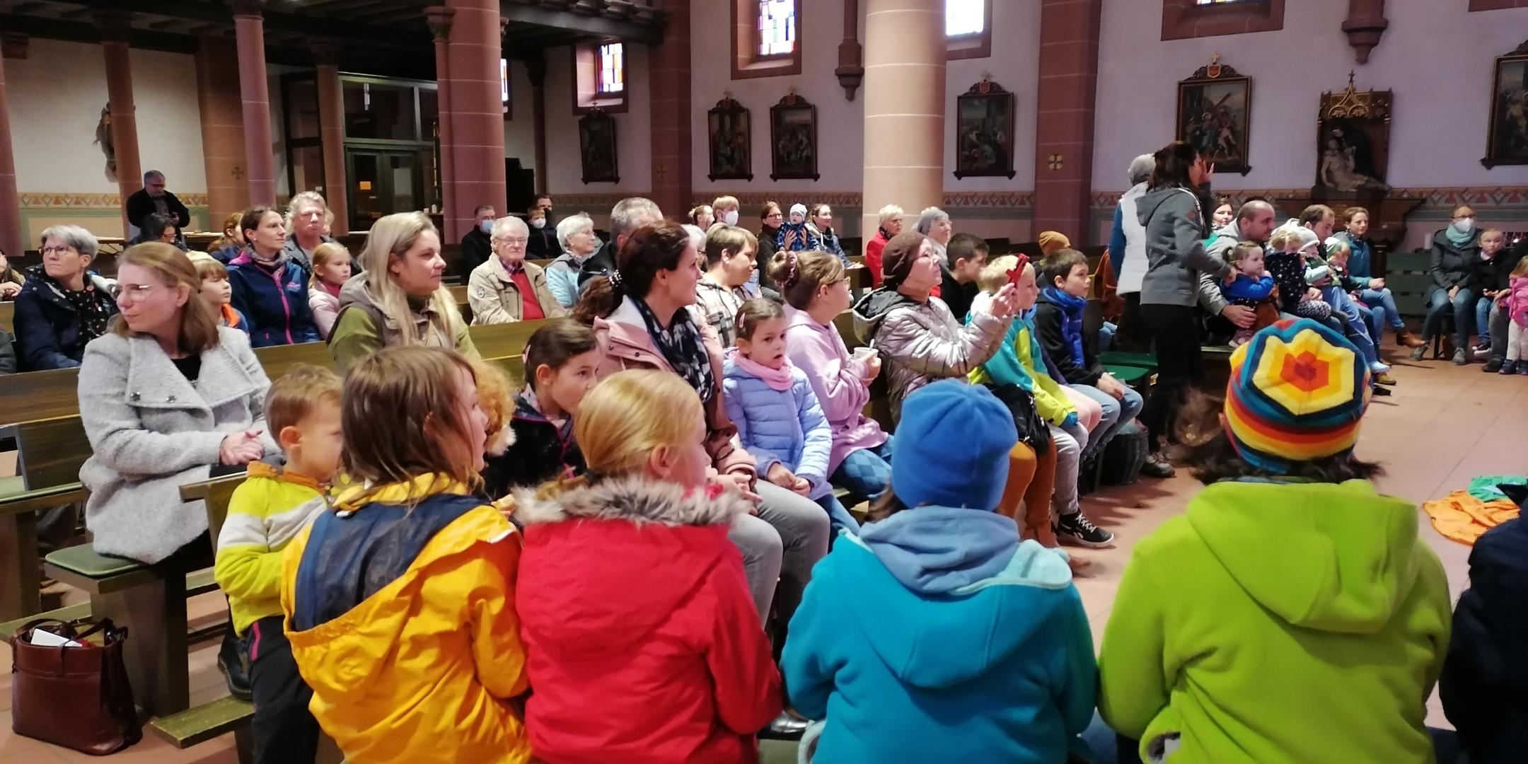 'So bunt ist unser Leben' lautete das Motto des FamilienZeit-Gottesdienstes in Wemmetsweiler. Foto: Anne Ziegler