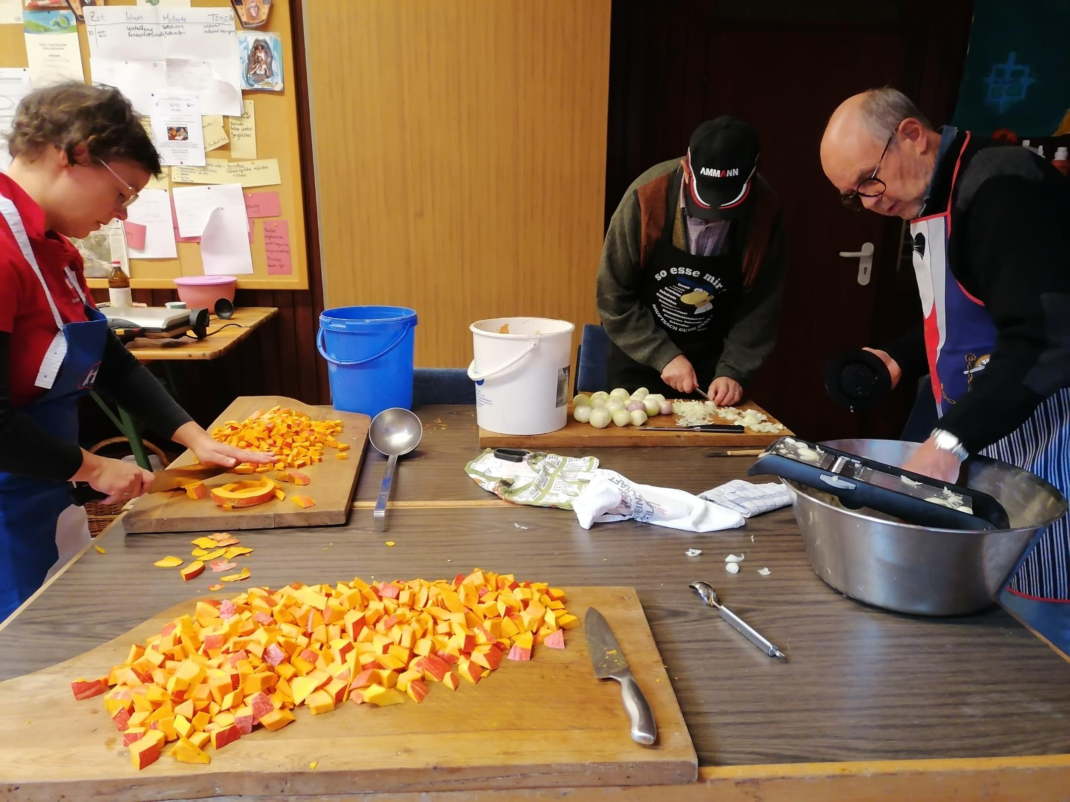 Gemeinsam kochen und essen gehört bei der FamilienZeit dazu. Foto: Anne Ziegler