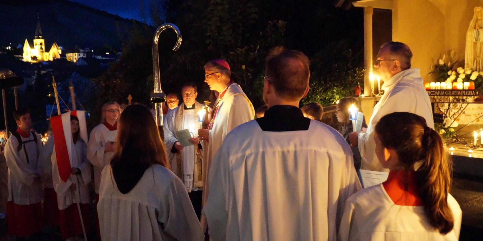Pfarrkirche und Kapelle im Blick: An der Fatima-Kapelle hält Weihbischof Jörg Michael Peters am Jubiläumstag der Marien-Erscheinung eine Andacht zur Gottesmutter.