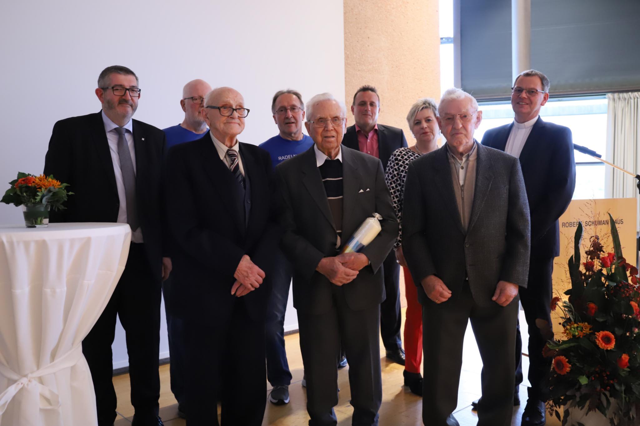 Generalvikar Dr. Ulrich Graf von Plettenberg mit (von links) Frank Mertes (Hausoberer der Einrichtungen der Barmherzigen Brüder Saffig), den Rikscha-Piloten Andreas Jakoby und Willi Elz, Peter Wilkes (Vorsitzender des Fördervereins des Seniorenheims Maria vom Siege e.V.) und Christiane Krebs (Einrichtungsleiterin). Vordere Reihe: Bewohner des Seniorenheims Maria vom Siege.