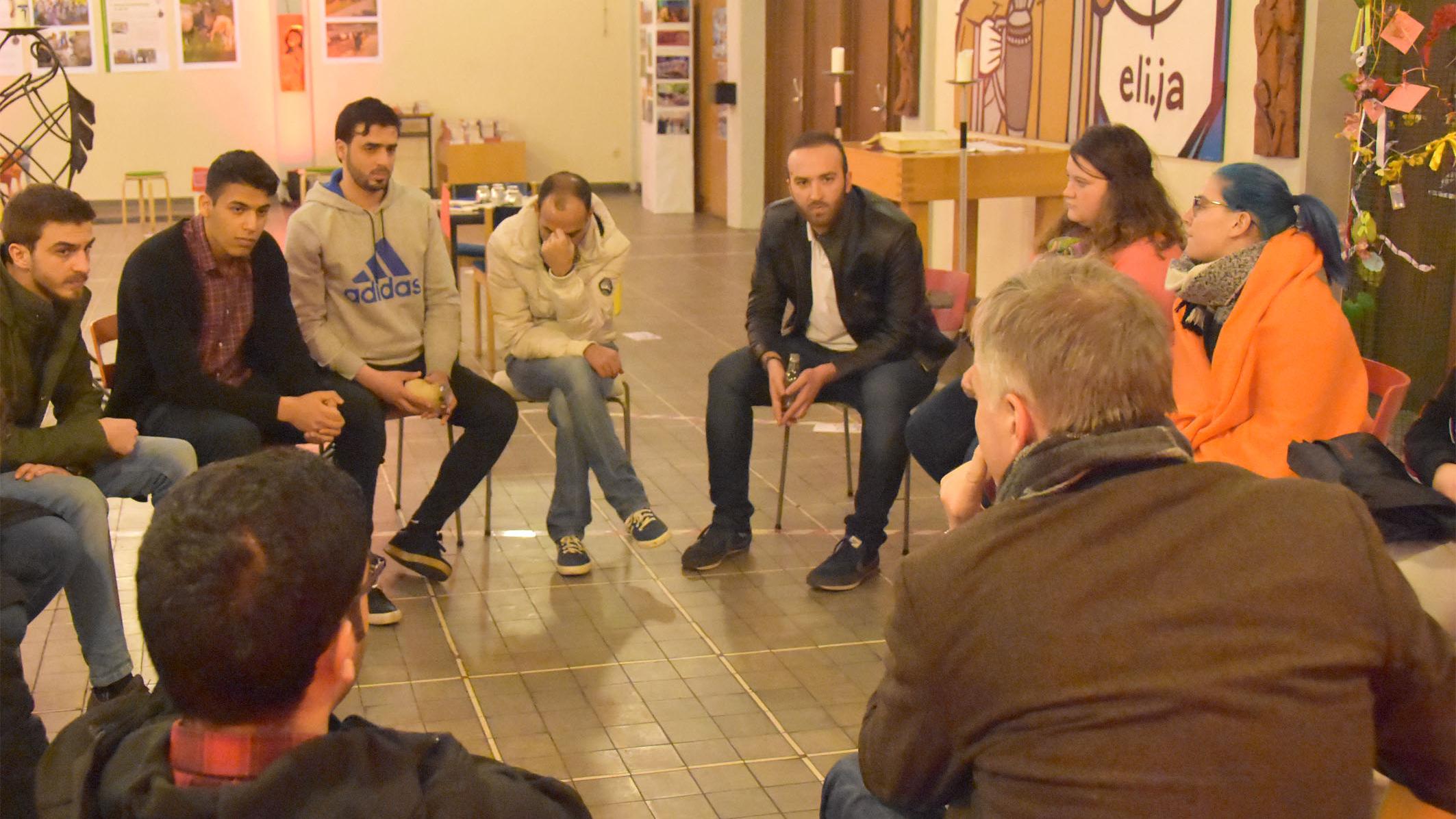 Jugendliche aus Syrien und Deutschland bei der Gruppenarbeit