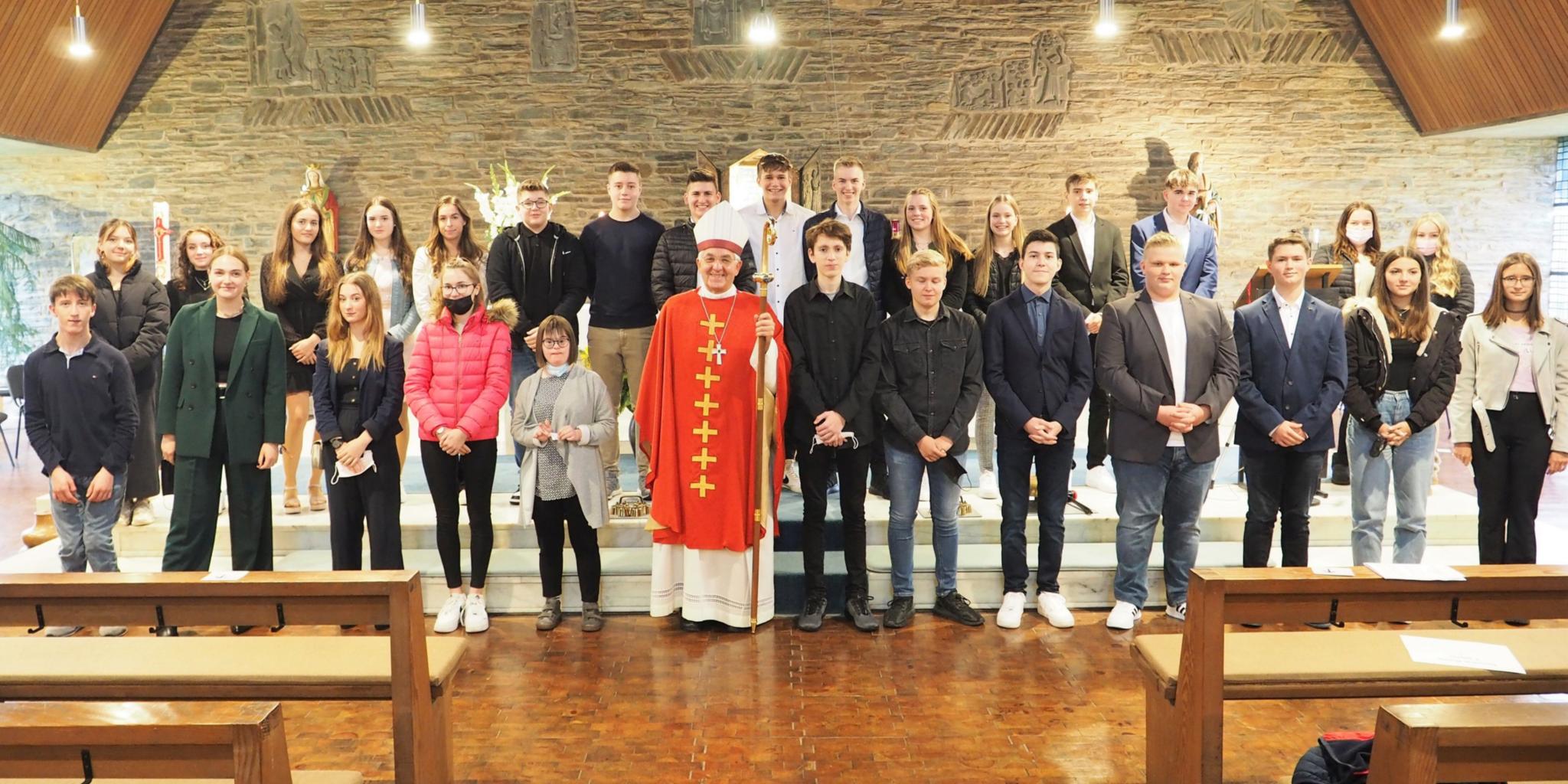 Gruppenfoto Weihbischof Gebert (Mitte) und die Firmlinge (Fotos: Stefan Endres)