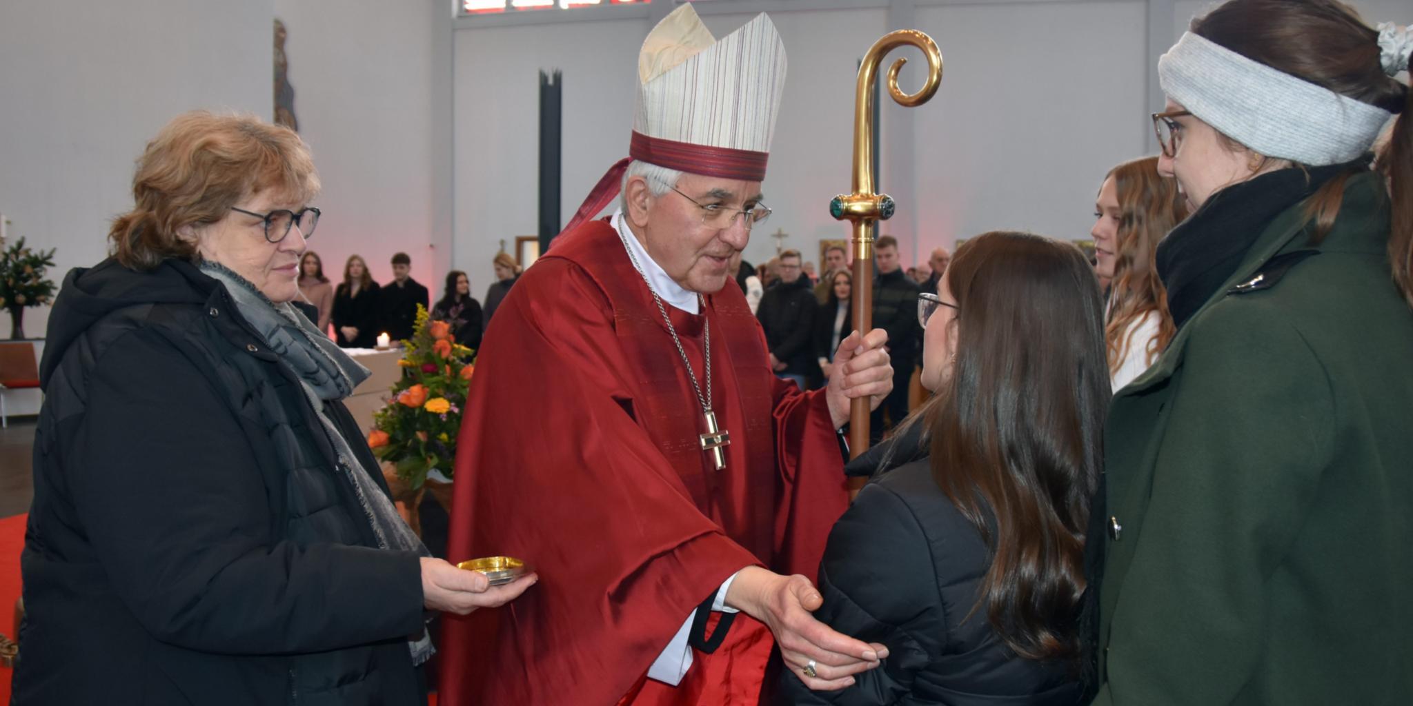 Weihbischof Franz Josef Gebert firmt Jugendliche der Pfarrei Heilig Kreuz im Warndt in der Kirche Schmerzhafte Mutter in Völklingen-Fürstenhausen. Foto: Ute Kirch