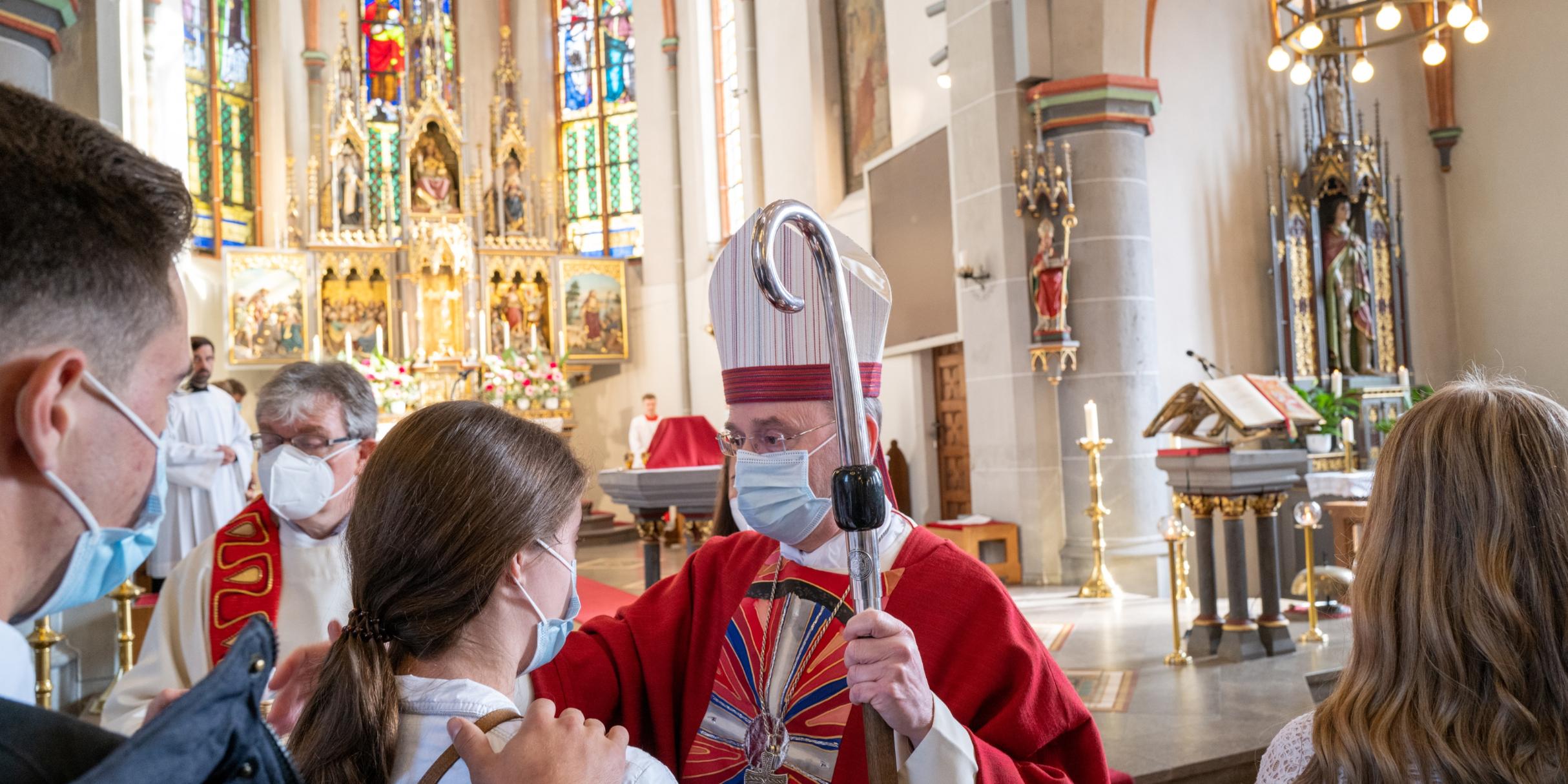 Weihbischof Robert Brahm spendet in Plaidt das Sakrament der Firmung. Foto: Wolfgang Pape