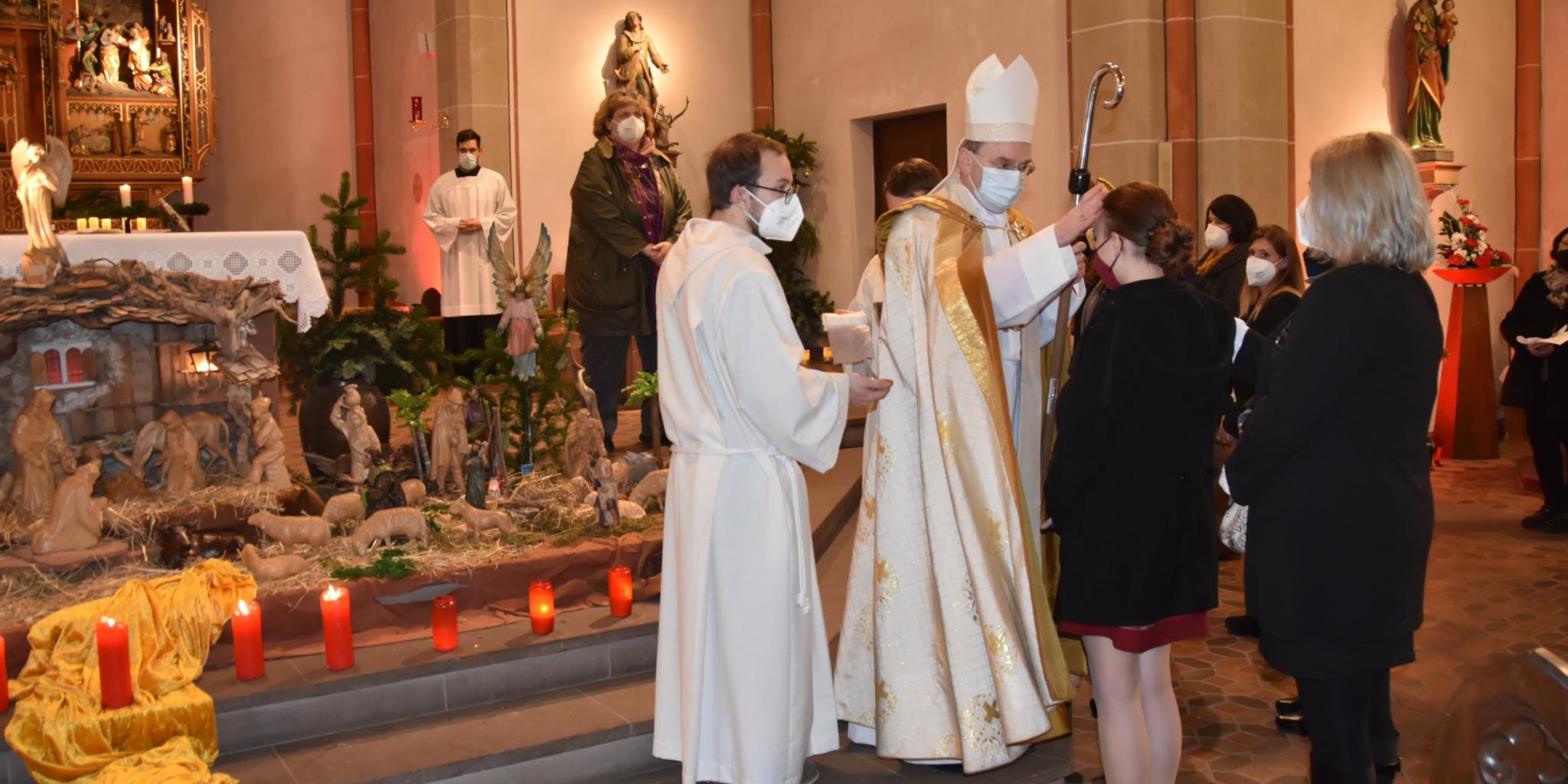 Weihbischof Robert Brahm spendet in der Kirche Maria Himmelfahrt in Geislautern das Sakrament der Firmung. Foto: Ute Kirch/Bistum Trier