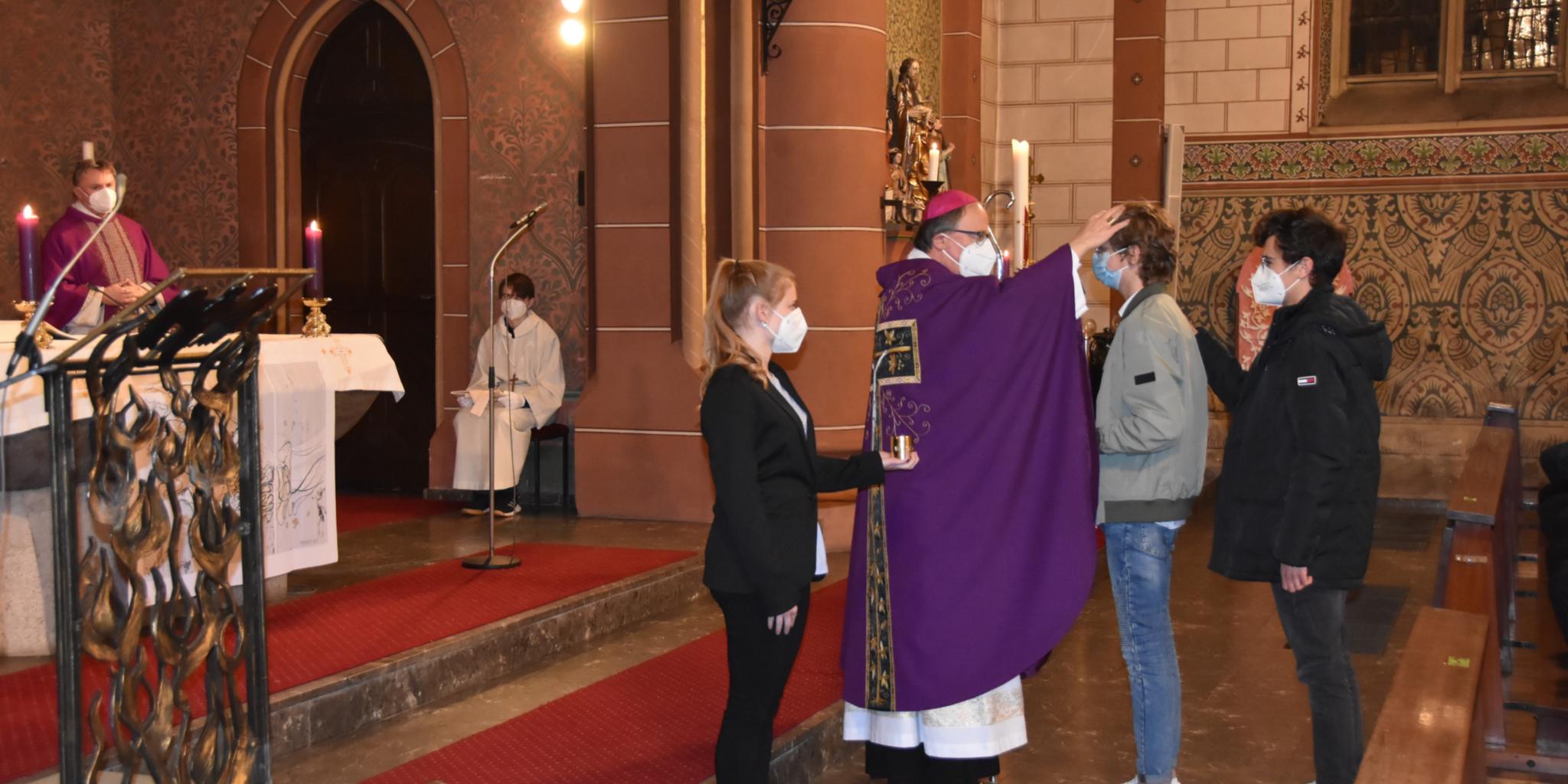 Bischof Stephan Ackermann spendet am 27. Februar das Sakrament der Firmung in St. Petrus in Ketten in Merzig-Hilbringen. Foto: Ute Kirch
