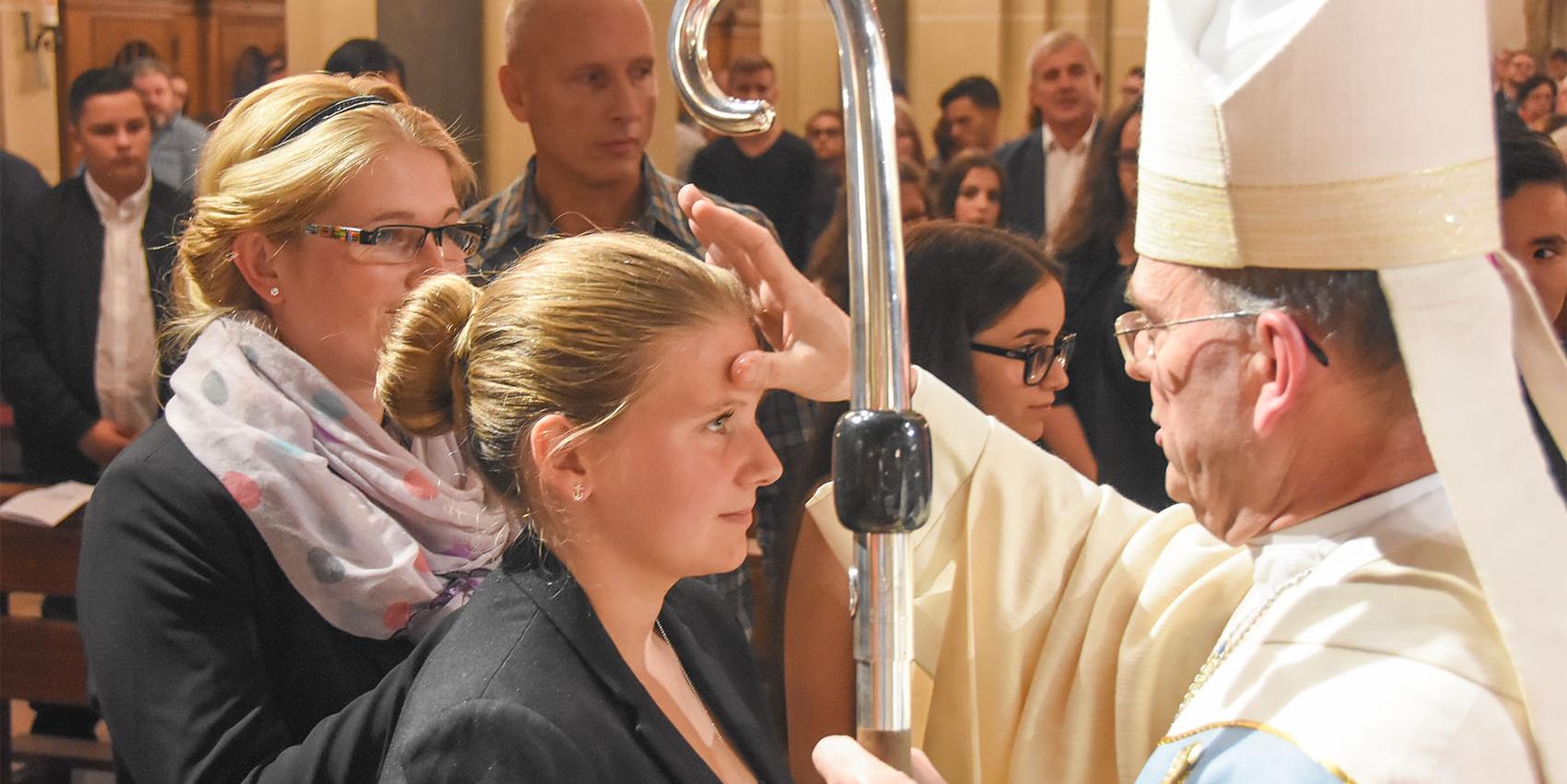 Weihbischof Robert Brahm bei der Firmung im Dekanat Neunkirchen