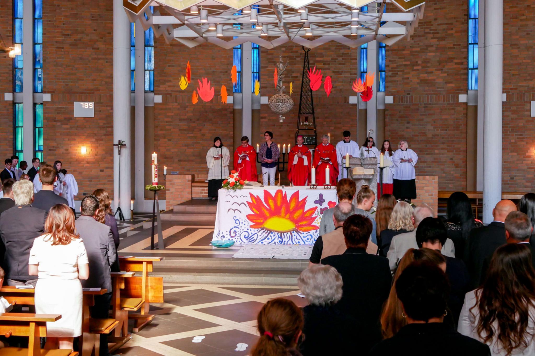 Vor, auf und über dem Altar: Die Ergebnisse ihres Kreativworkshops diente als Dekoration während des Firmgottesdienstes.