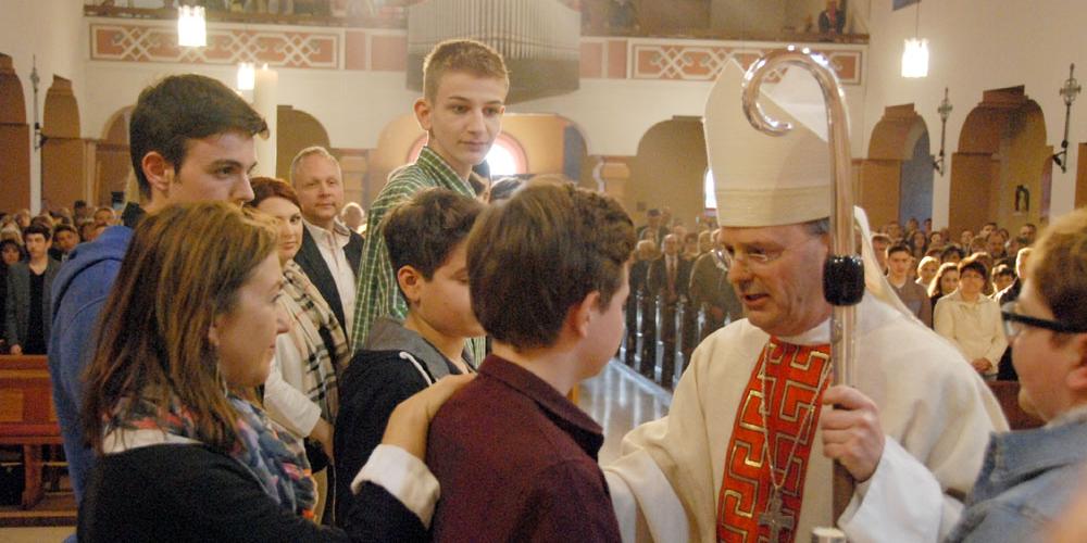 Weihbischof Brahm bei der Firmung in Überherrn St. Bonifatius